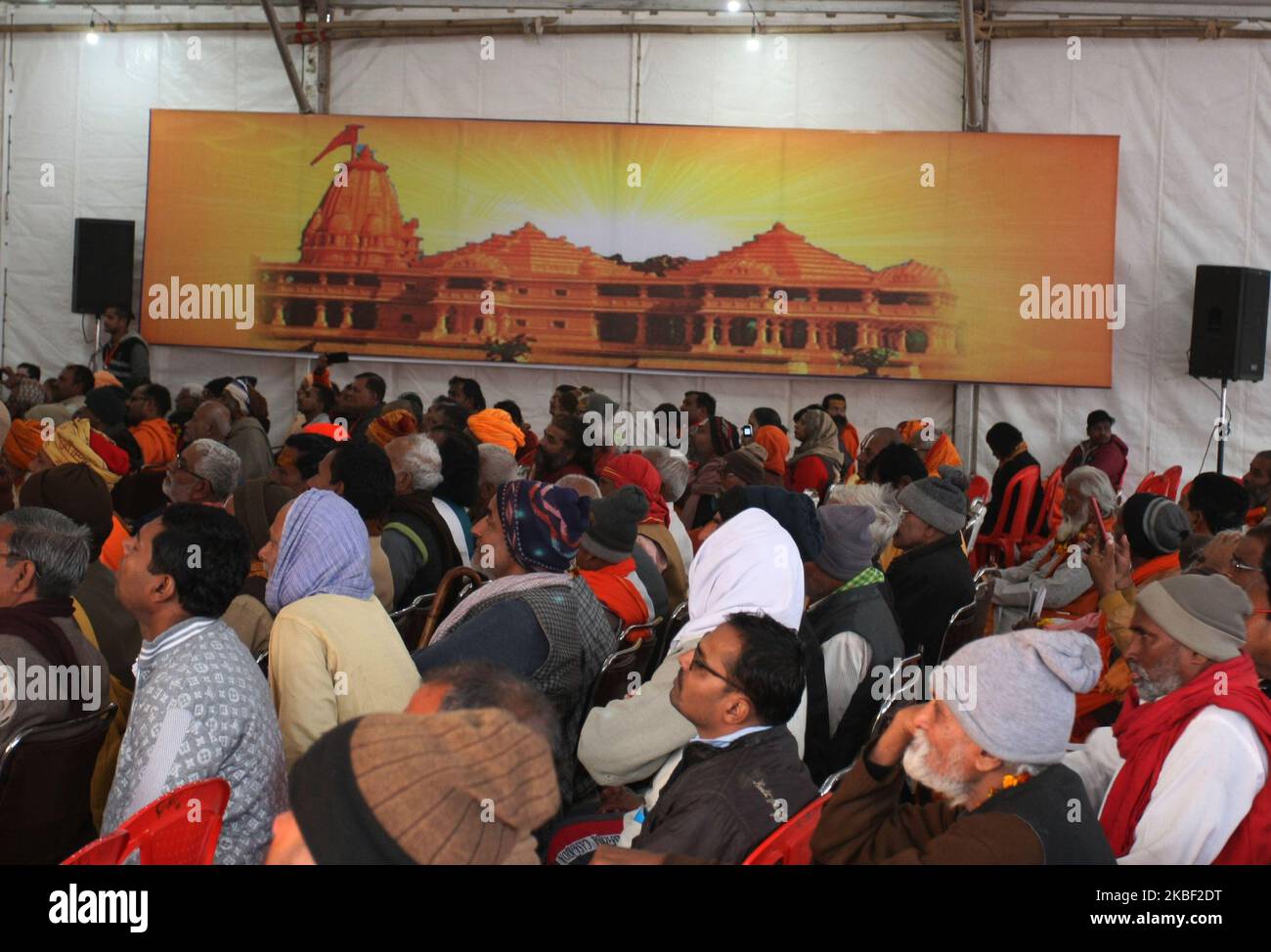 La gente ascolta il discorso dei santi durante un summit santo a Magh mela festival , Allahabad il 21 gennaio 2020 . (Foto di Ritesh Shukla/NurPhoto) Foto Stock