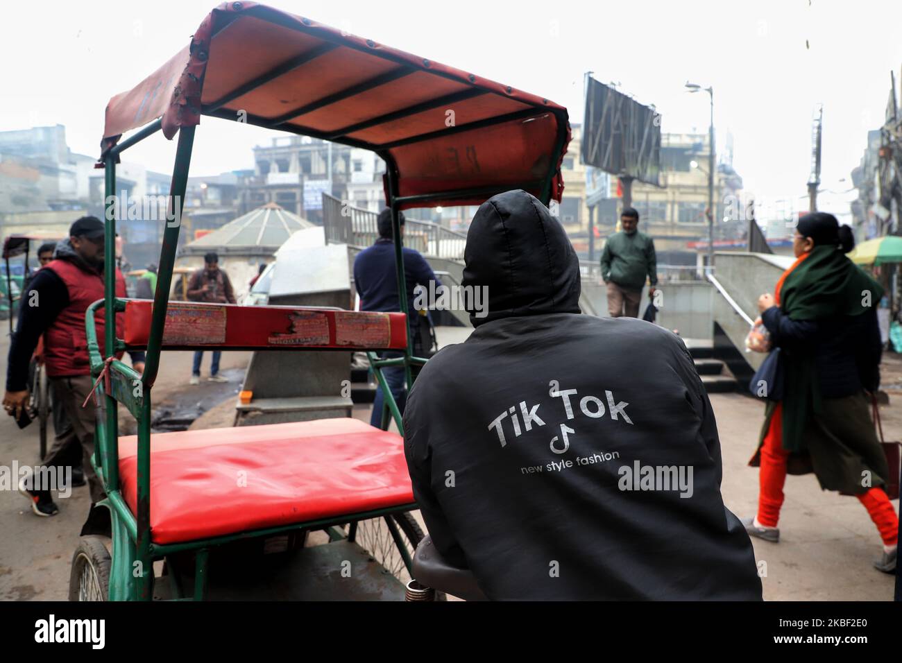 'TIKTOK' scritto sul retro di un estrattore di risciò mentre attende i passeggeri fuori di una metropolitana a Nuova Delhi India il 21 gennaio 2020 (Foto di Nasir Kachroo/NurPhoto) Foto Stock