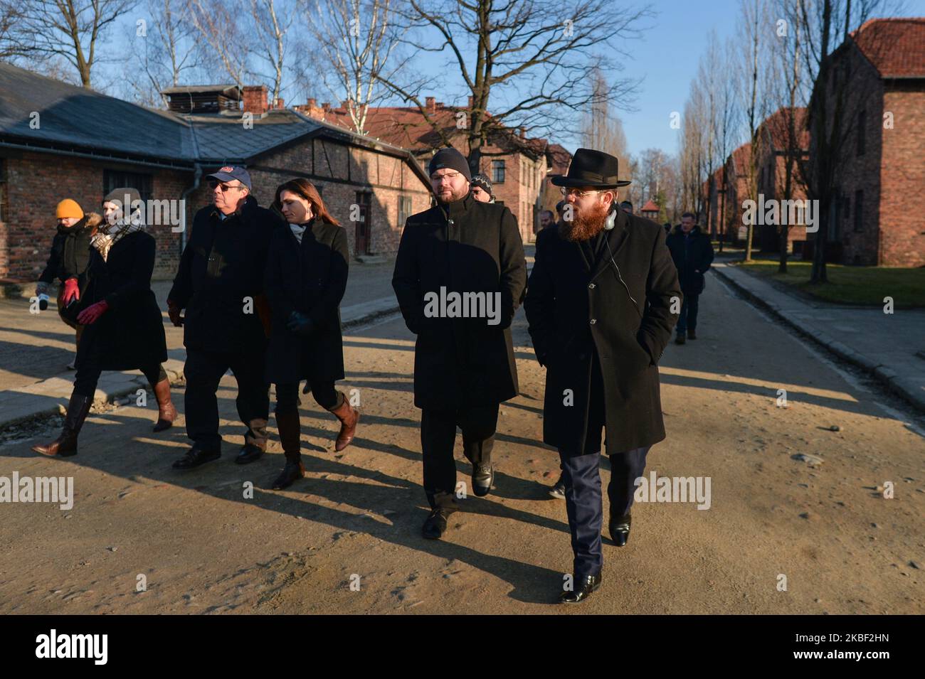 Judit Varga (3rd a sinistra), ministro della Giustizia ungherese, e Rabbi Shlomo Koves (1st a destra), presidente della Lega di azione e protezione, camminano all'interno del cancello dell'ex campo di concentramento nazista di Auschwitz i, durante un secondo giorno dell'evento "Delegazione ad Auschwitz". Martedì 21 gennaio 2020, nel campo di concentramento di Auschwitz i, Oswiecim, Polonia. (Foto di Artur Widak/NurPhoto) Foto Stock