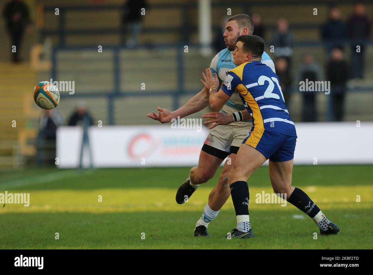 Johnny Williams di Newcastle Falcons scarica la palla prima di essere affrontato da Joe Green di Yorkshire Carnegie durante la partita del Greene King IPA Championship tra Yorkshire Carnegie e Newcastle Falcons all'Headingley Carnegie Stadium di Leeds, domenica 19th gennaio 2020. (Foto di Mark Fletcher/MI News/NurPhoto) Foto Stock