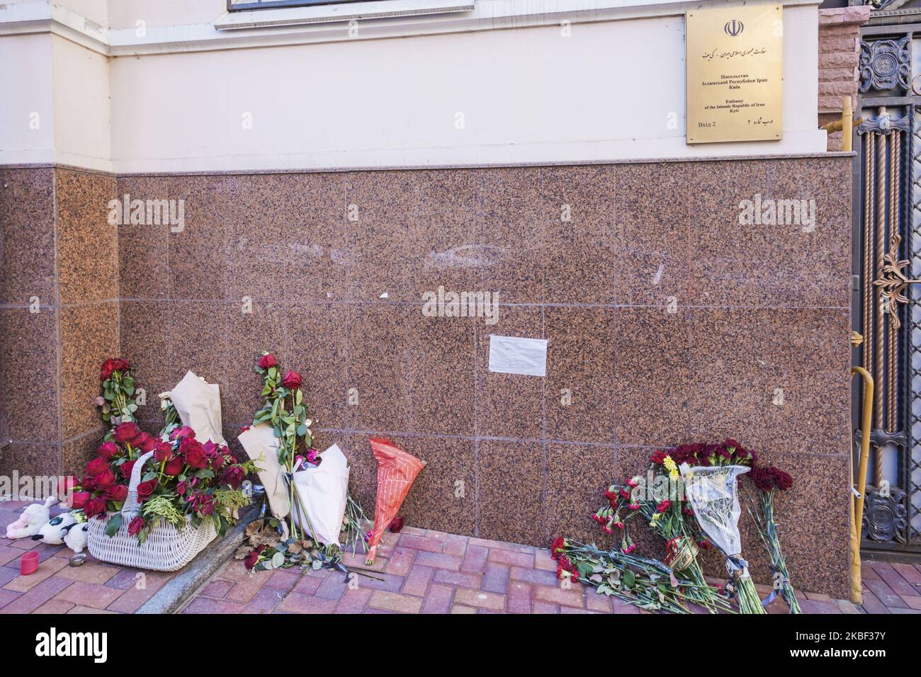 Fiori all'ingresso dell'ambasciata iraniana a Kiev, in Ucraina, il 21 gennaio 2020 per l'uccisione del generale iraniano Qassim Suleimani da parte dell'esercito degli Stati Uniti in Irak. La nota nel muro e i fiori rendono omaggio al generale iraniano da parte dei sostenitori ucraini. (Foto di Celestino Arce/NurPhoto) Foto Stock