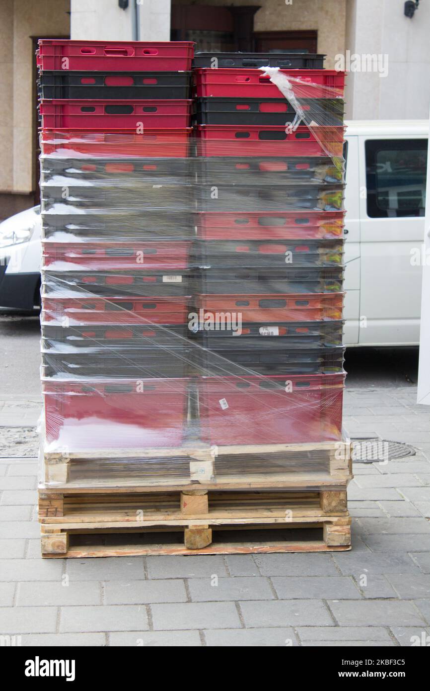 consegna delle merci in un deposito in scatole di plastica Foto Stock