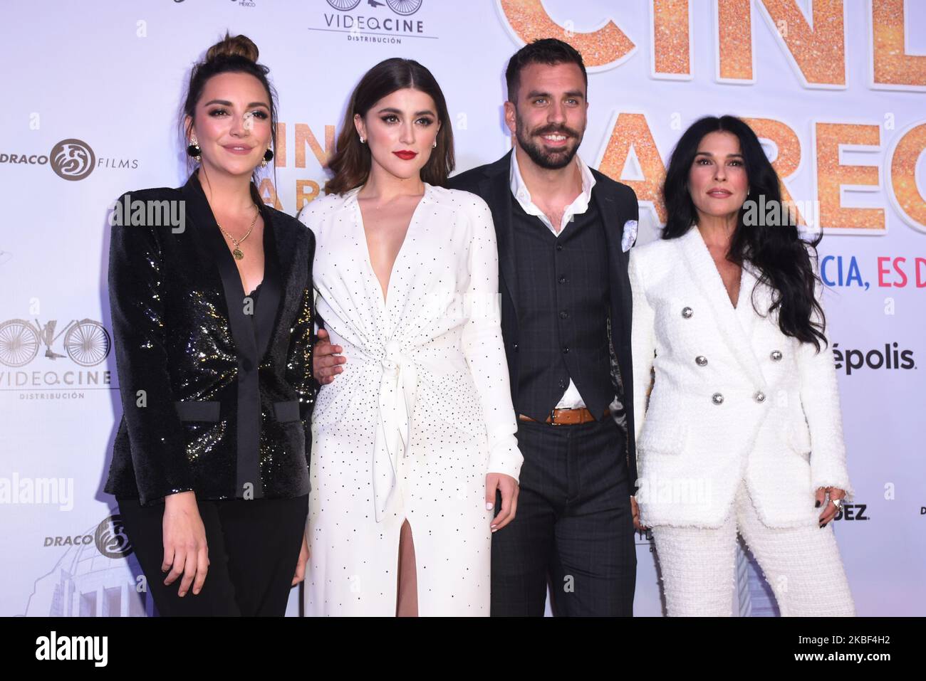 Regina Blandon, Cassandra Sanchez-Navarro, Giuseppe gamba e Martha Debayle posano per le foto durante un tappeto rosso di 'Cindy la regiaa' prima al Cinepolis Oasis Coyoacan il 21 gennaio 2020 a Città del Messico, Messico (Foto di Eyepix/NurPhoto) Foto Stock Regina Blandon, Cassandra Sanchez-Navarro, Giuseppe gamba e Martha Debayle posano per le foto durante un tappeto rosso di 'Cindy la regiaa' prima al Cinepolis Oasis Coyoacan il 21 gennaio 2020 a Città del Messico, Messico (Foto di Eyepix/NurPhoto) Foto Stock