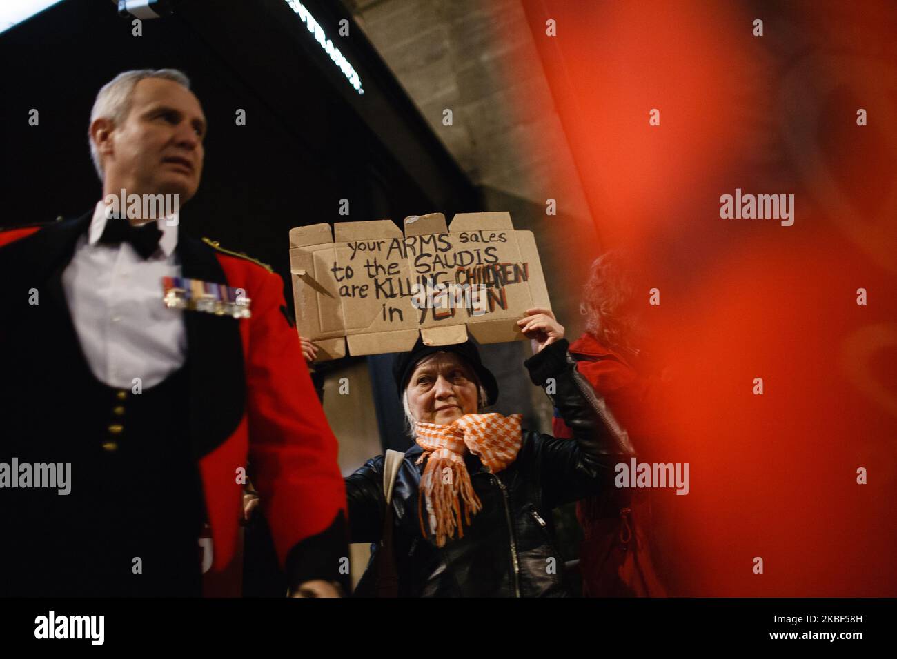 Gli attivisti anti-armamento si dimostrano all'arrivo dei partecipanti alla cena annuale del gruppo Aerospace, Defence and Security presso il Grosvenor House Hotel di Park Lane a Londra, Inghilterra, il 22 gennaio 2020. Il GRUPPO ADS, un'organizzazione commerciale senza scopo di lucro con sede a Londra, rappresenta e supporta oltre 1.000 aziende britanniche impegnate nei settori aerospaziale, della difesa, della sicurezza e dello spazio. La protesta è stata convocata dai gruppi di pressione Campaign Against Arms Trade (CAAT) e Stop the Arms Fair, citando in particolare le vendite di armi e munizioni prodotte nel Regno Unito all'Arabia Saudita, che c Foto Stock