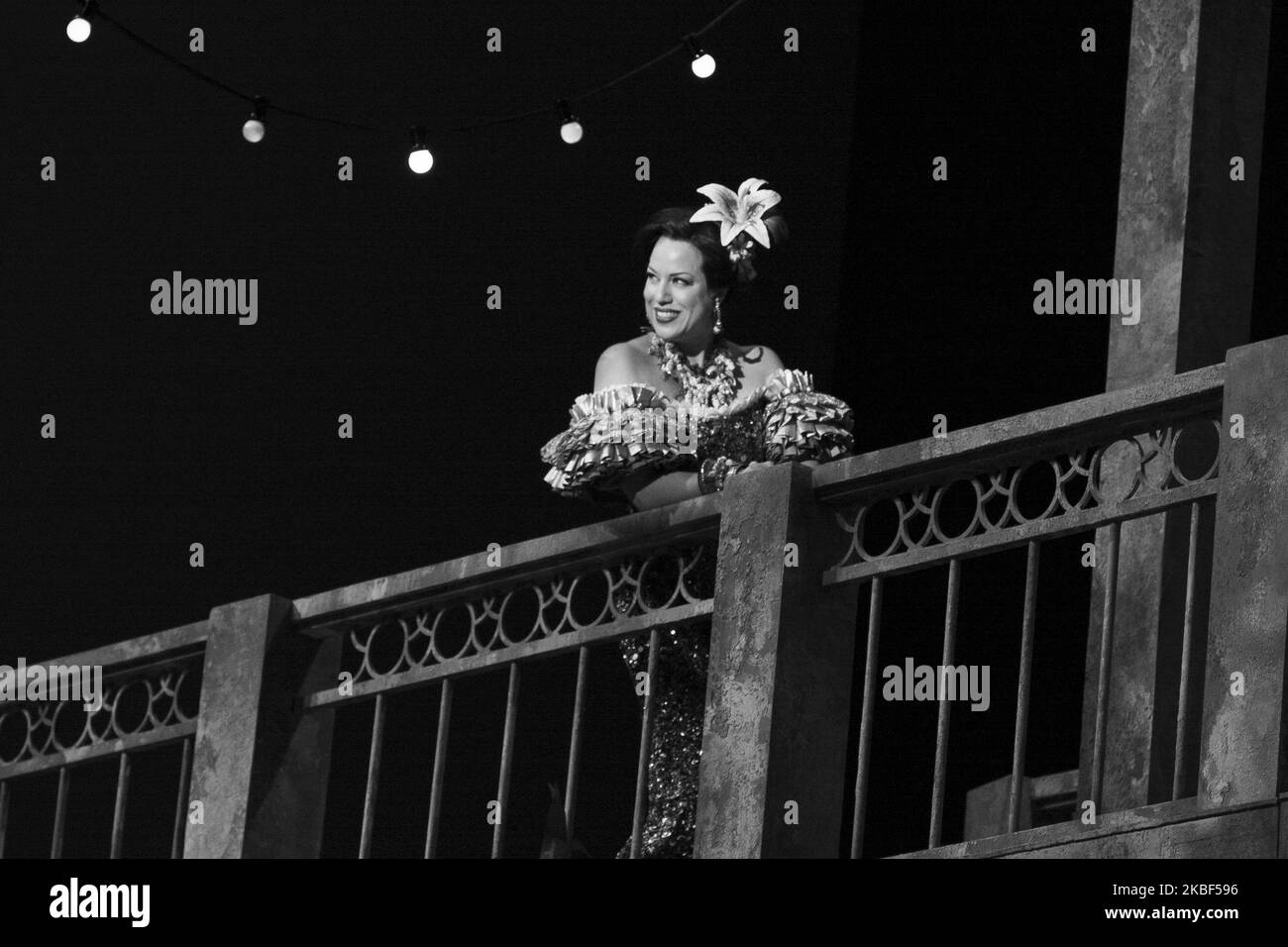 (NOTA DELL'EDITORE: L'immagine è stata convertita in bianco e nero.) attori durante l'esecuzione dell'opera 'Cecilia Valdes' al teatro de la Zarzuela di Madrid. 22 gennaio 2020 Spagna (Foto di Oscar Gonzalez/NurPhoto) Foto Stock