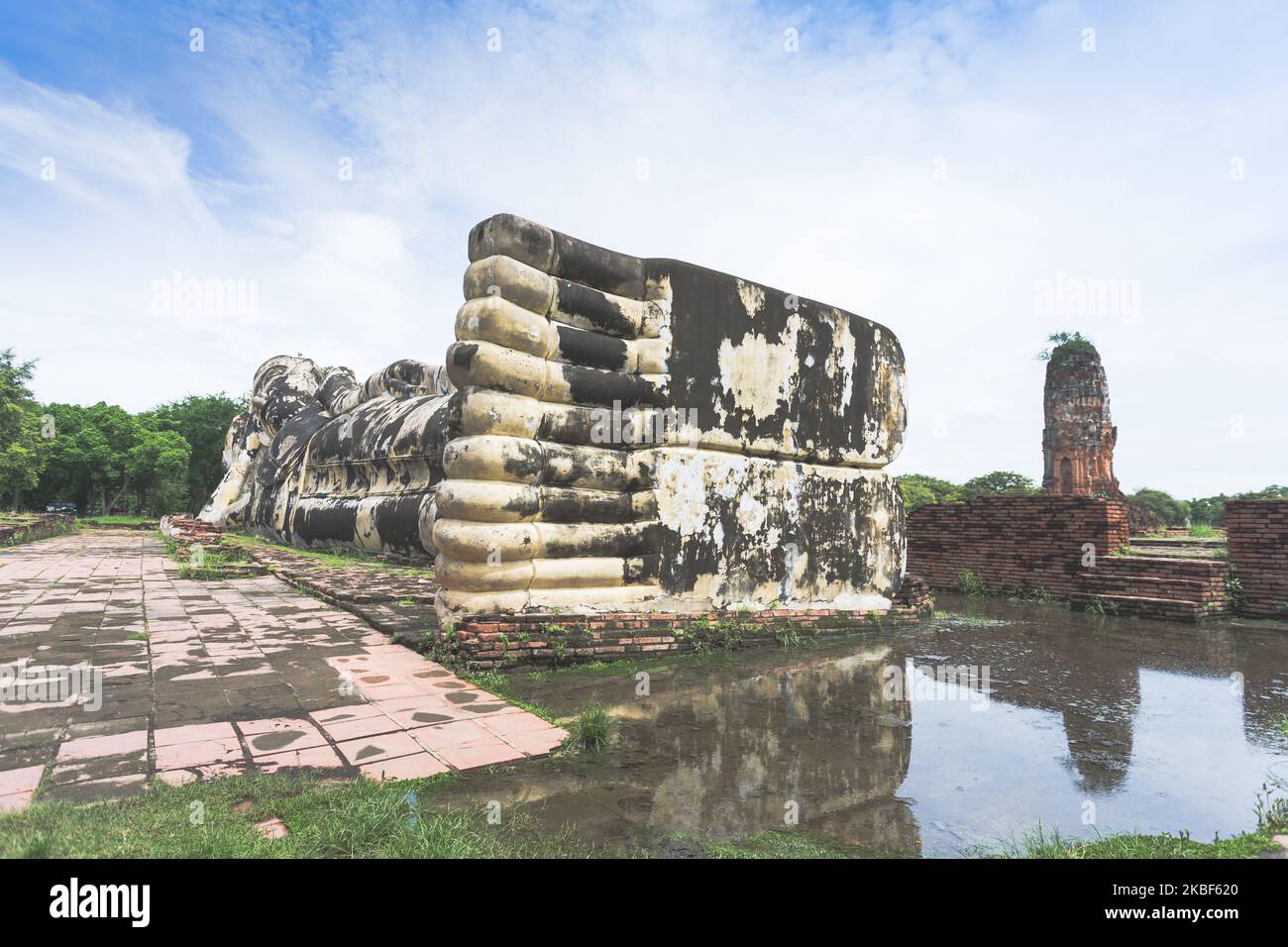 Statua del Buddha sdraiato a Wat Lokayasutharam, provincia di Ayutthaya, Thailandia. Foto Stock