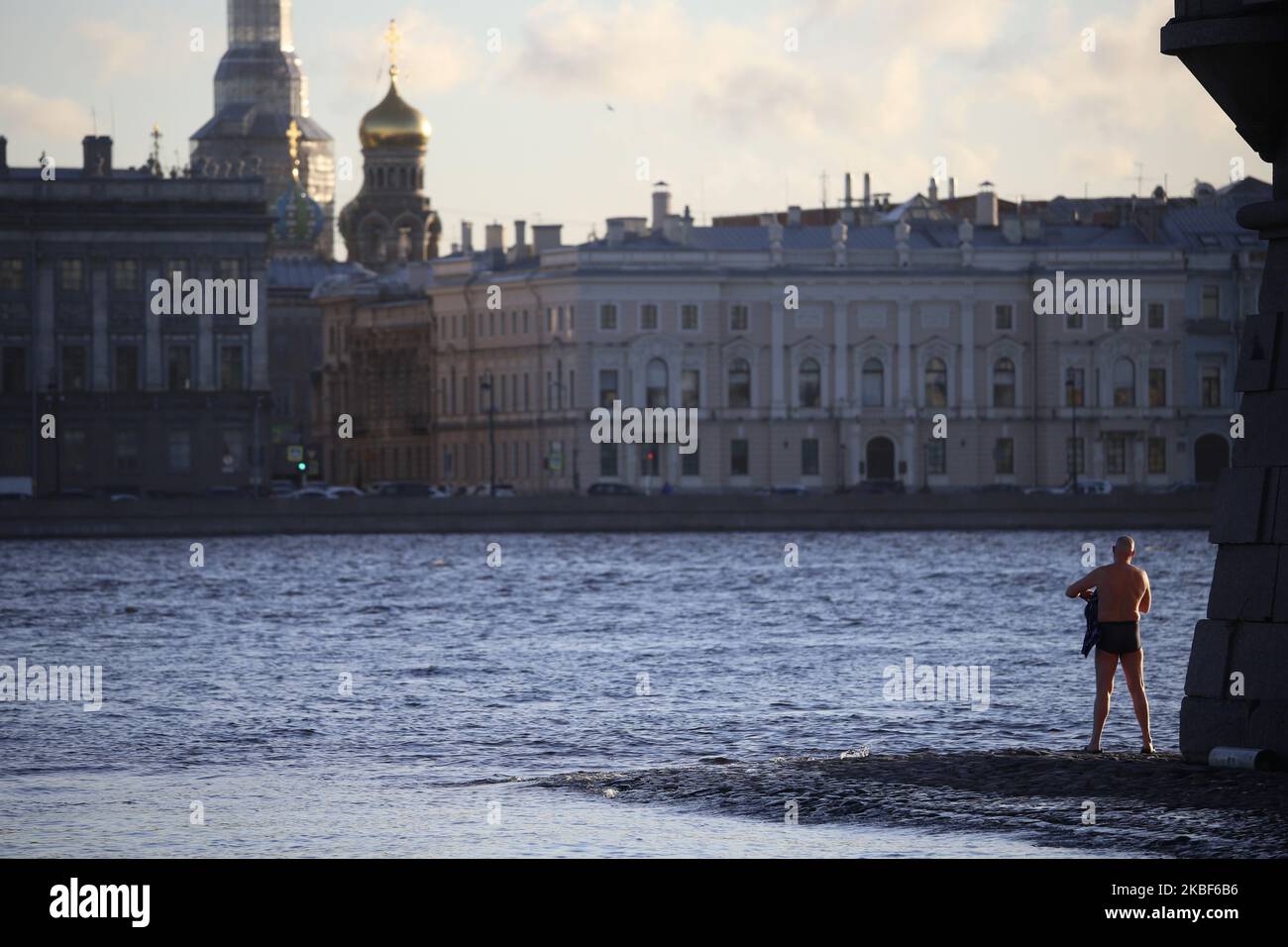 Uomo dopo aver nuotato nel fiume Neva, la temperatura a San Pietroburgo è scesa a -1 gradi Celsius. 23 gennaio 2020 (Foto di Valya Egorshin/NurPhoto) Foto Stock