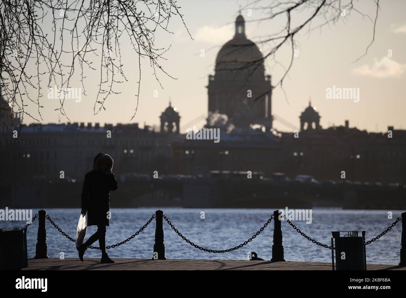 Un uomo cammina lungo la fortezza di Pietro e Paolo in un giorno di sole. La temperatura a San Pietroburgo è scesa a -1 gradi Celsius. 23 gennaio 2020 (Foto di Valya Egorshin/NurPhoto) Foto Stock