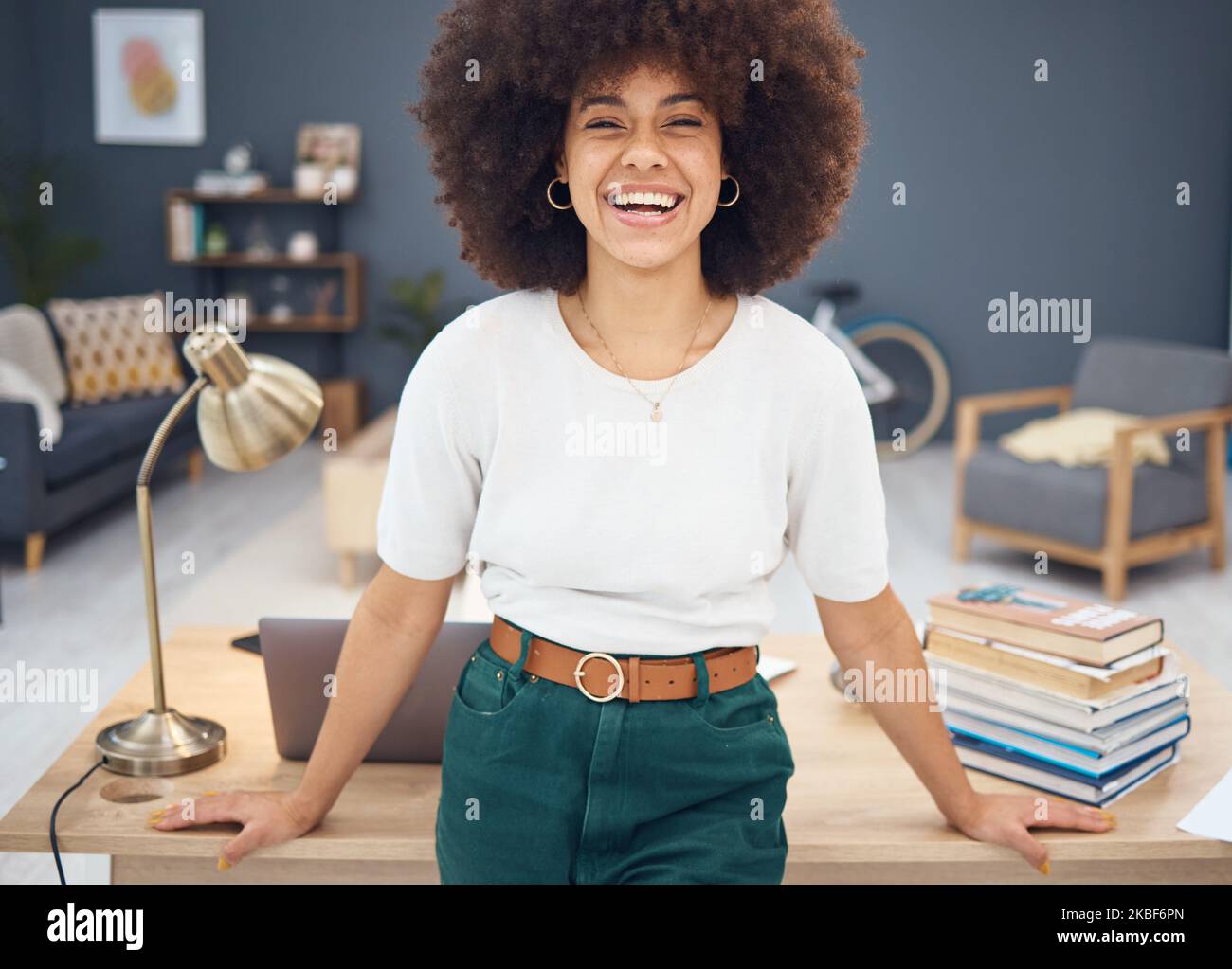 Donna nera, afro o motivazione aziendale in home Office e digital marketing laptop, libri di ricerca o informazioni di apprendimento strategico. Ritratto, sorriso Foto Stock