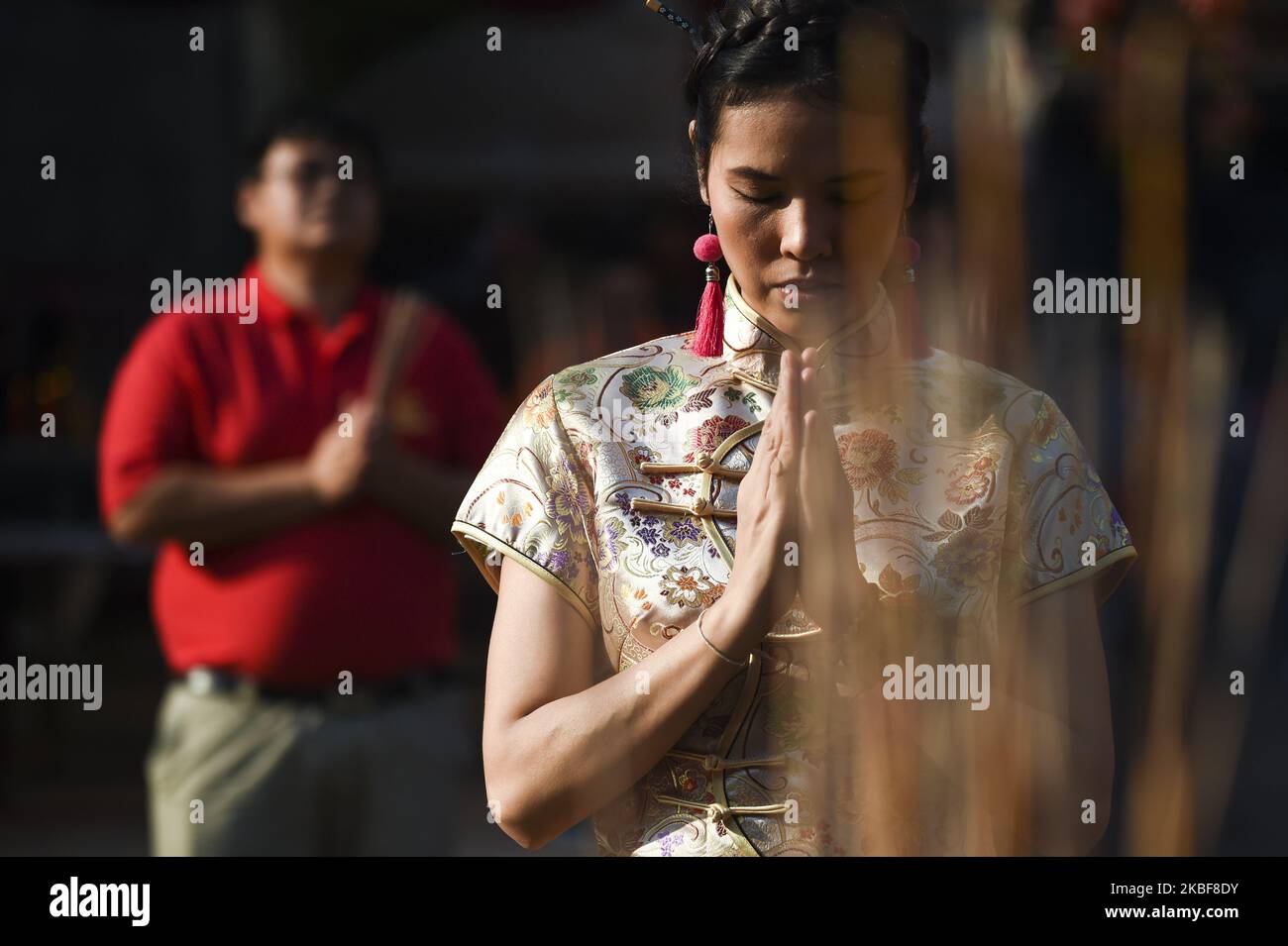 L'etnia cinese tailandese prega durante le celebrazioni lunari del Capodanno a Wat Mangkon Kamalawat a Chinatown, Bangkok, 24 gennaio 2020. (Foto di Anusak Laowilas/NurPhoto) Foto Stock