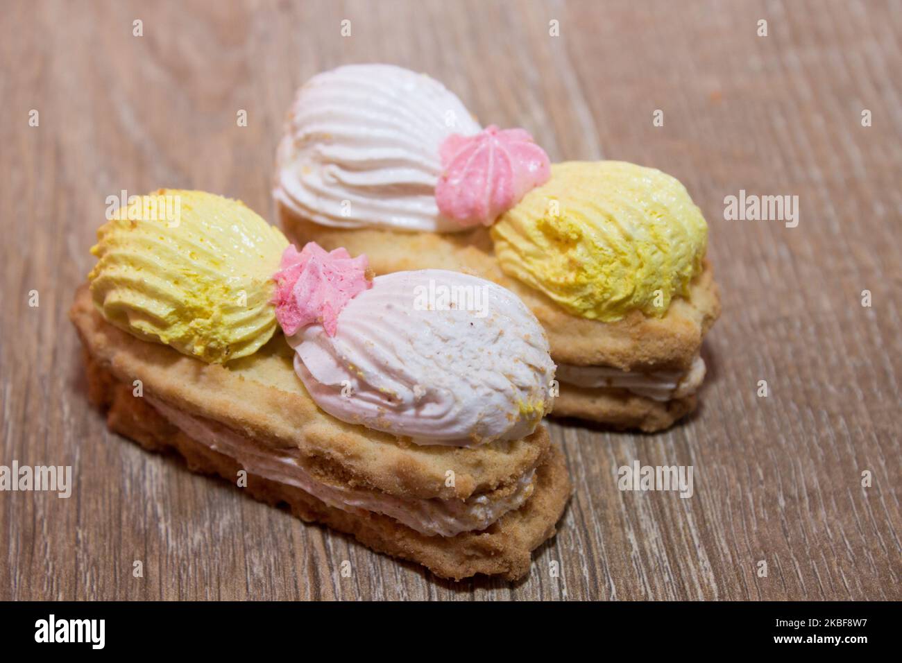 gustosi biscotti con crema su sfondo di legno Foto Stock