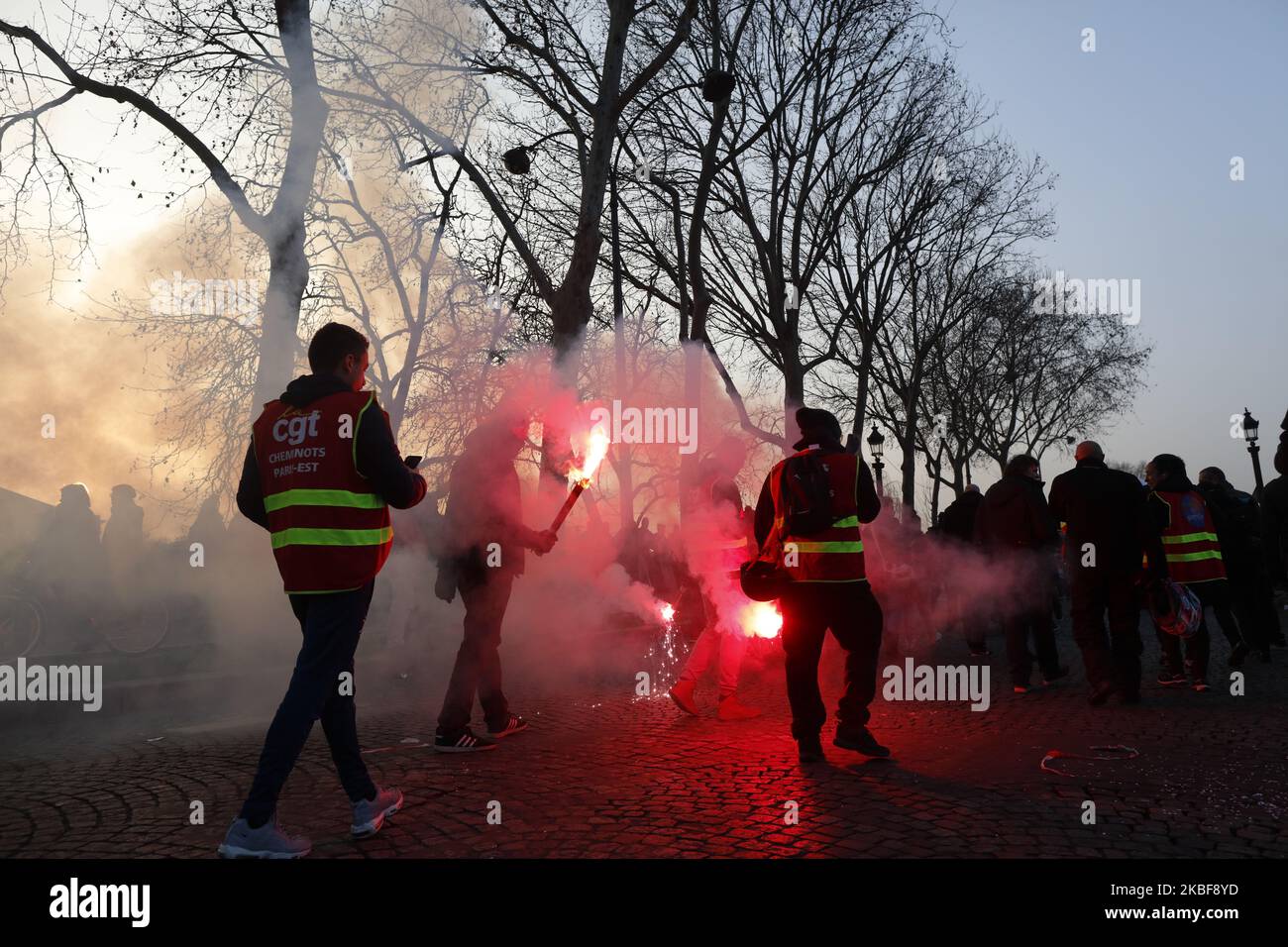 I manifestanti scendono per le strade di Parigi per manifestare contro il presidente Macron una controversa riforma pensionistica il giorno in cui il progetto di legge sulla riforma delle pensioni sarà formalmente presentato per la revisione da parte del Consiglio dei ministri il 24 gennaio 2020 a Parigi, Francia. Soprannominato Black Friday dai sindacati partecipanti, oggi segna il 51st° giorno consecutivo di scioperi e il 7th° giorno di scioperi nazionali. (Foto di Mehdi Taamallah / Nurphoto) (Foto di Mehdi Taamallah/NurPhoto) Foto Stock