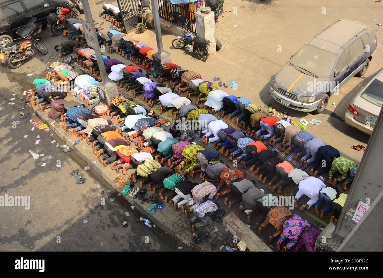 I musulmani pregano un servizio jumat a Ojota sotto ponte a Lagos, 24 gennaio 2020. (Foto di Olukayode Jaiyeola/NurPhoto) Foto Stock