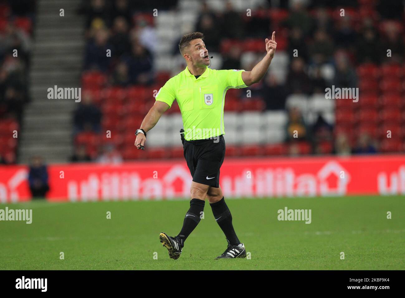 L'arbitro James Adcock durante la partita della Sky Bet League 1 tra Sunderland e Doncaster Rovers allo Stadio di luce, Sunderland venerdì 24th gennaio 2020. (Foto di Mark Fletcher/MI News/NurPhoto) Foto Stock