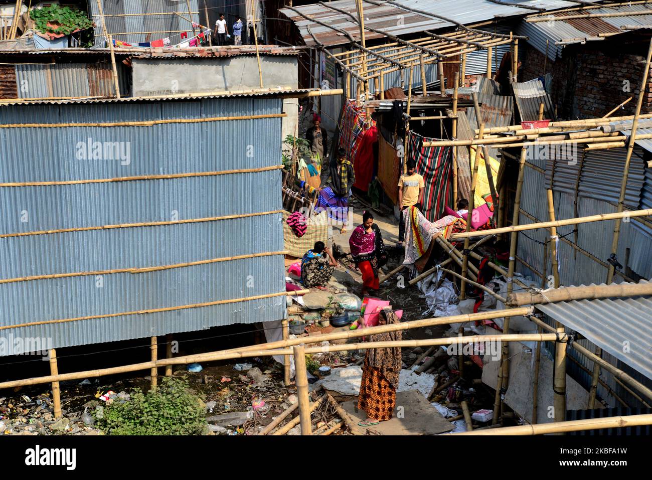 Le persone vivono nella casa di fortuna nelle baraccopoli di Dhaka, Bangladesh, il 26 febbraio 2019. Centinaia di famiglie a basso reddito vengono dalla campagna a Dhaka per una vita migliore ogni anno. (Foto di Mamunur Rashid/NurPhoto) Foto Stock