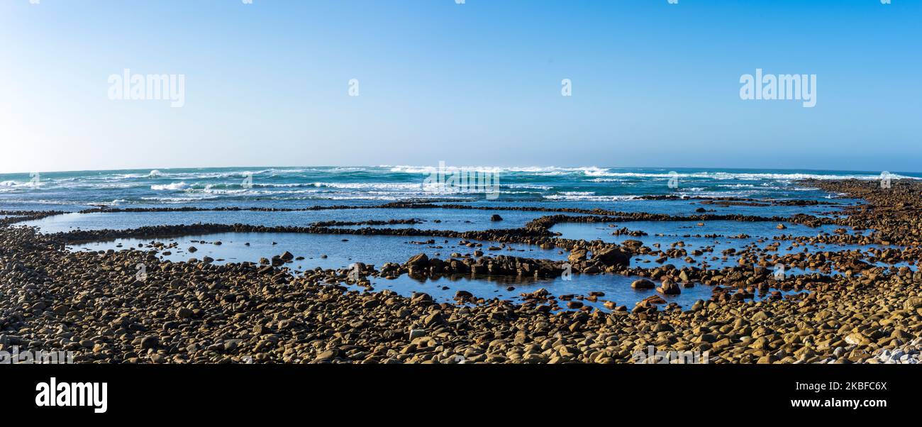 Antiche trappole per pesci di pietra a Struis Point, Arniston, costruite da cacciatori-raccoglitori della tarda età della pietra sulle coste dell'Oceano Indiano, Capo Occidentale, Sud Africa. Foto Stock