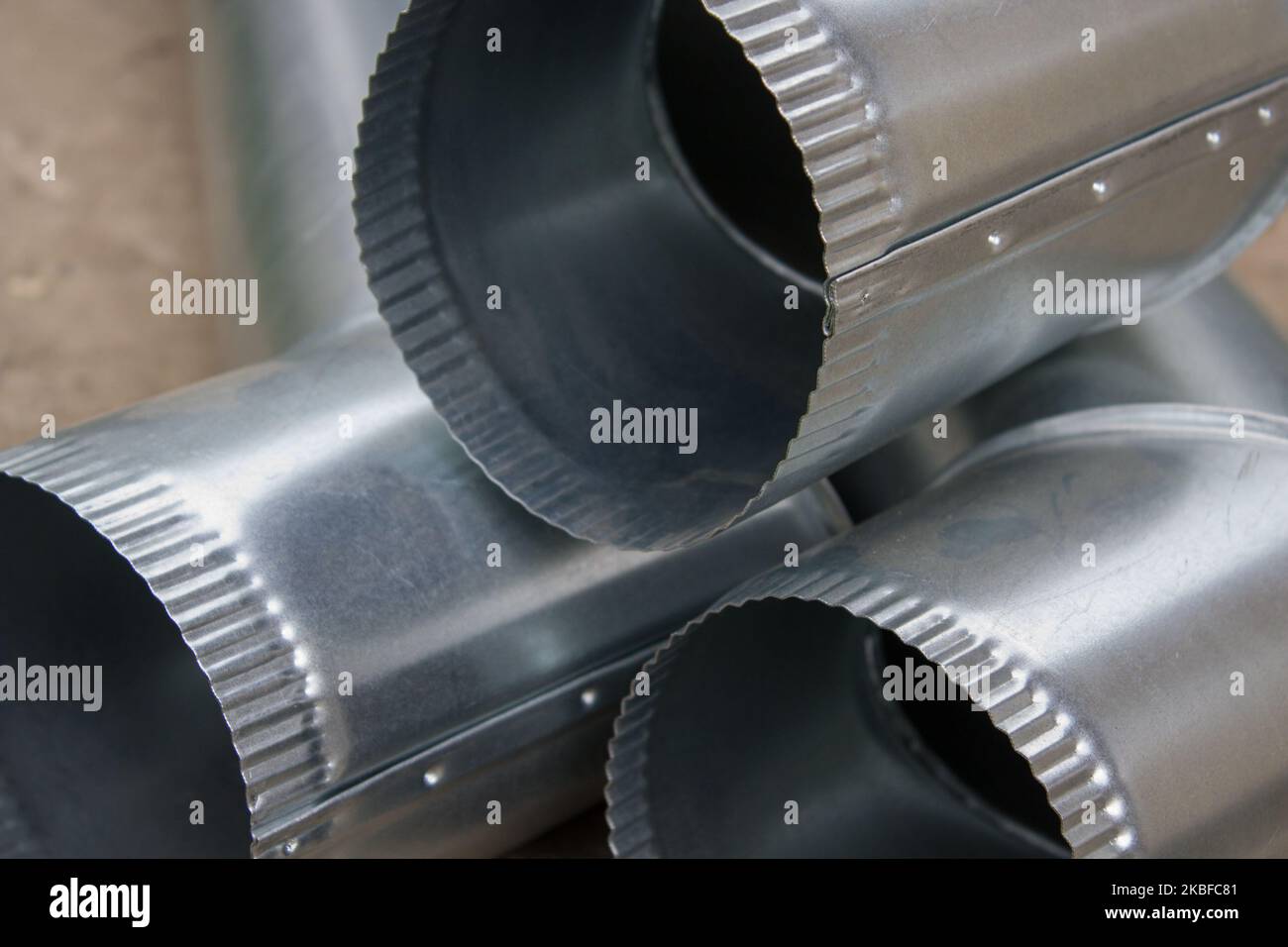 produzione industriale di tre tubi galvanizzati presso lo stabilimento Foto Stock