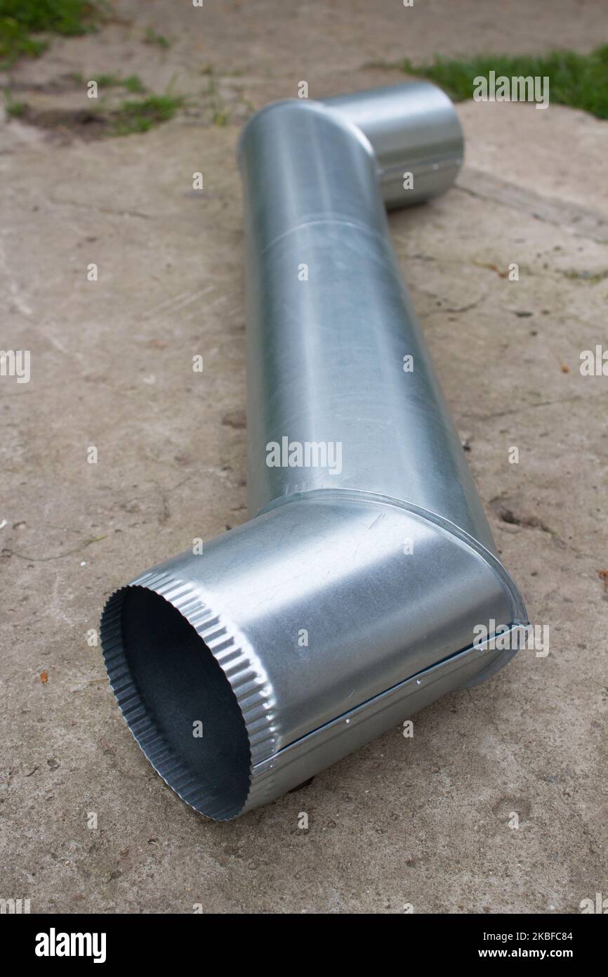tubo in zinco metallico per il tubo di scarico del tetto Foto Stock