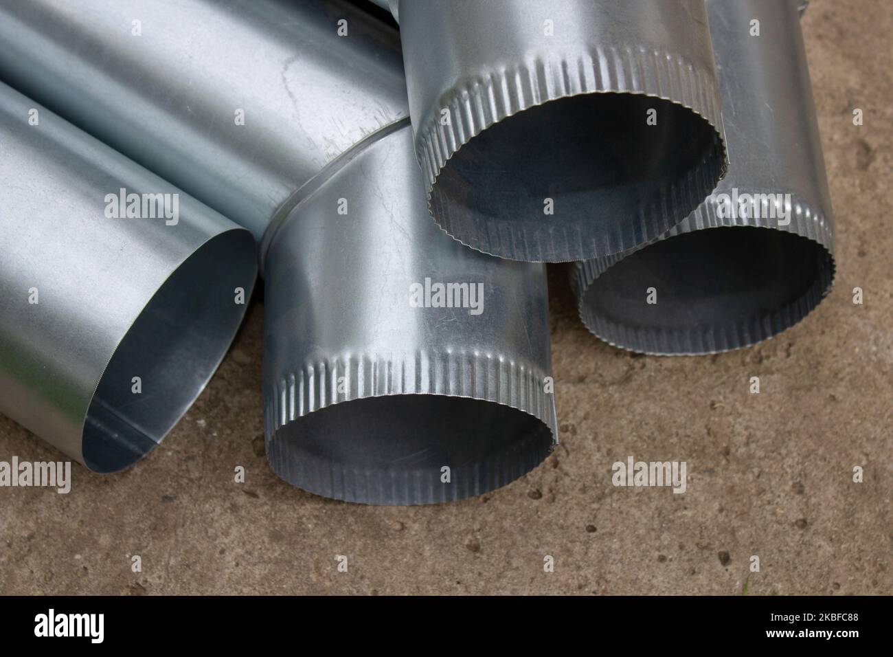 nuovi tubi di drenaggio galvanizzati per la casa sul tetto Foto Stock