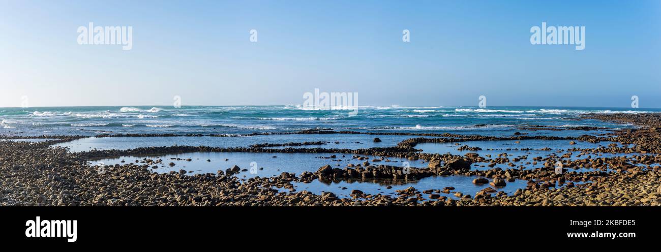 Antiche trappole per pesci di pietra a Struis Point, Arniston, costruite da cacciatori-raccoglitori della tarda età della pietra sulle coste dell'Oceano Indiano, Capo Occidentale, Sud Africa. Foto Stock