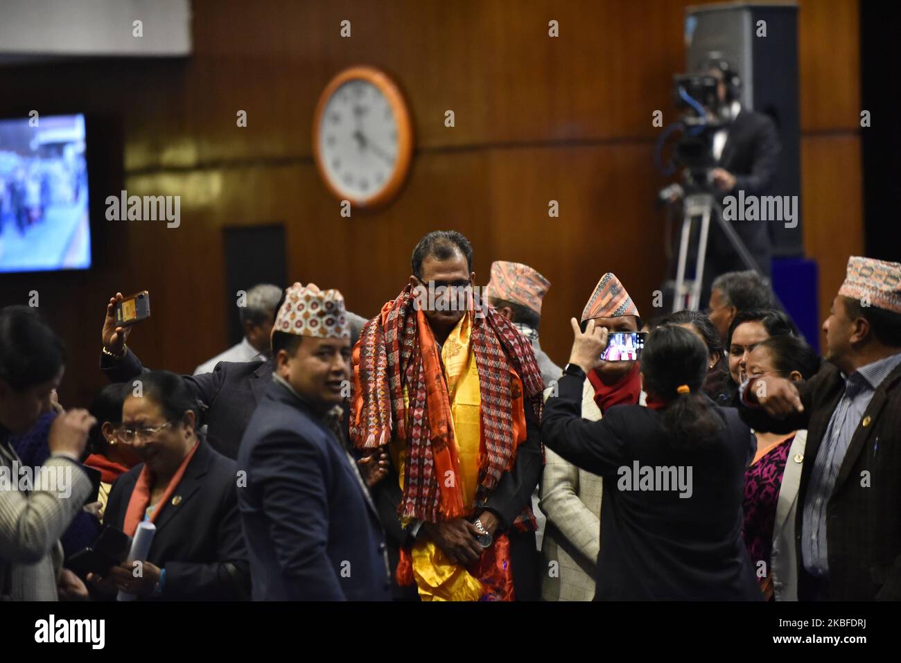 I membri del Parlamento e i sostenitori celebrano offrendo fiori ad Agni Sapkota dopo aver eletto all'unanimità il relatore della Camera dei rappresentanti a Kathmandu, Nepal, domenica 26 gennaio 2020. (Foto di Narayan Maharjan/NurPhoto) Foto Stock