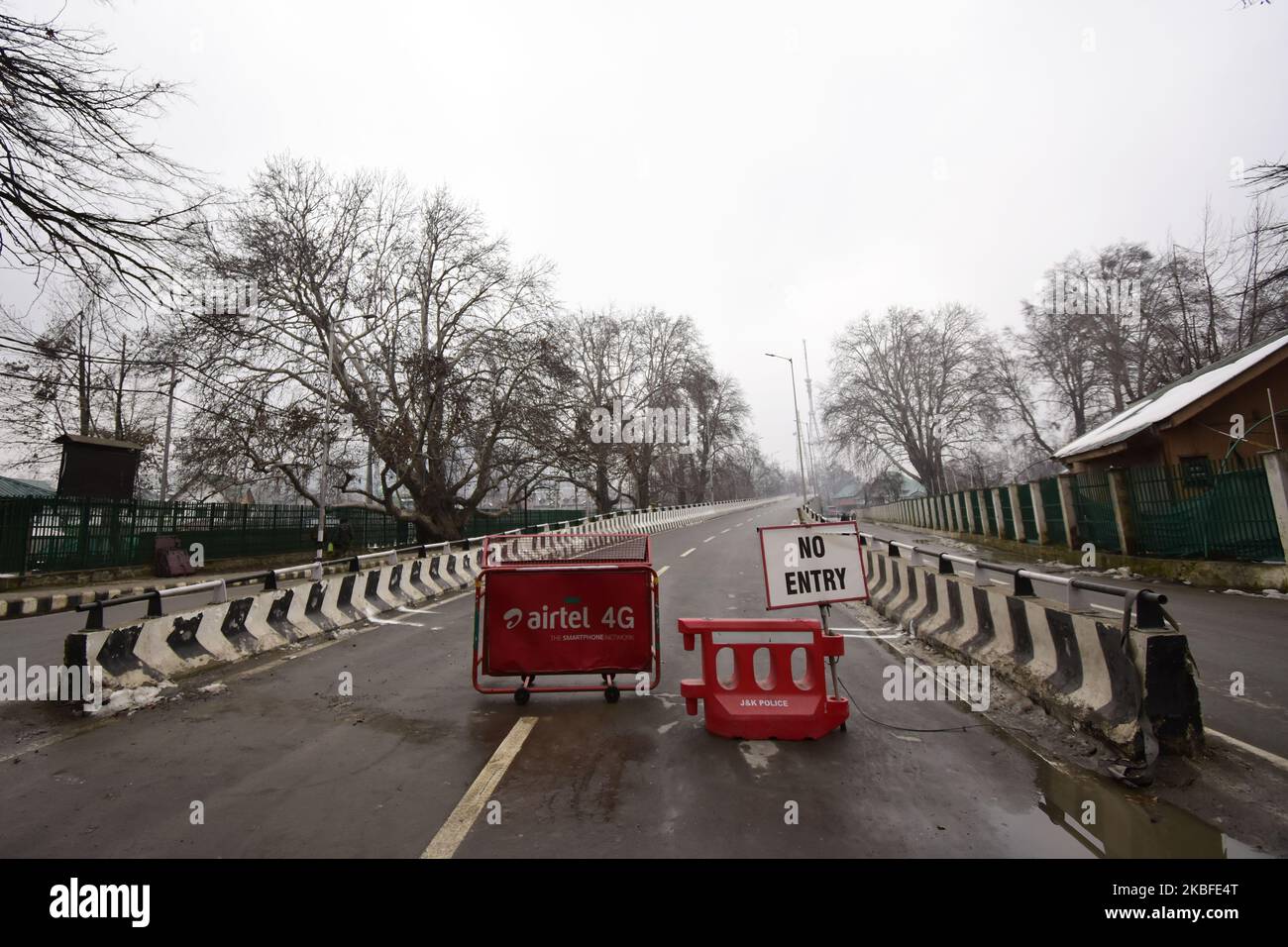 Vista della strada deserta alla vigilia del giorno della repubblica dell'India a Srinagar, indiano amministrato Kashmir il 26 gennaio 2020. Le autorità avevano bloccato i principali servizi di comunicazione dalle 6 del mattino tagliando la valle del kashmir dal resto del mondo, che sono stati restaurati dopo 11 ore. (Foto di Muzamil Mattoo/NurPhoto) Foto Stock
