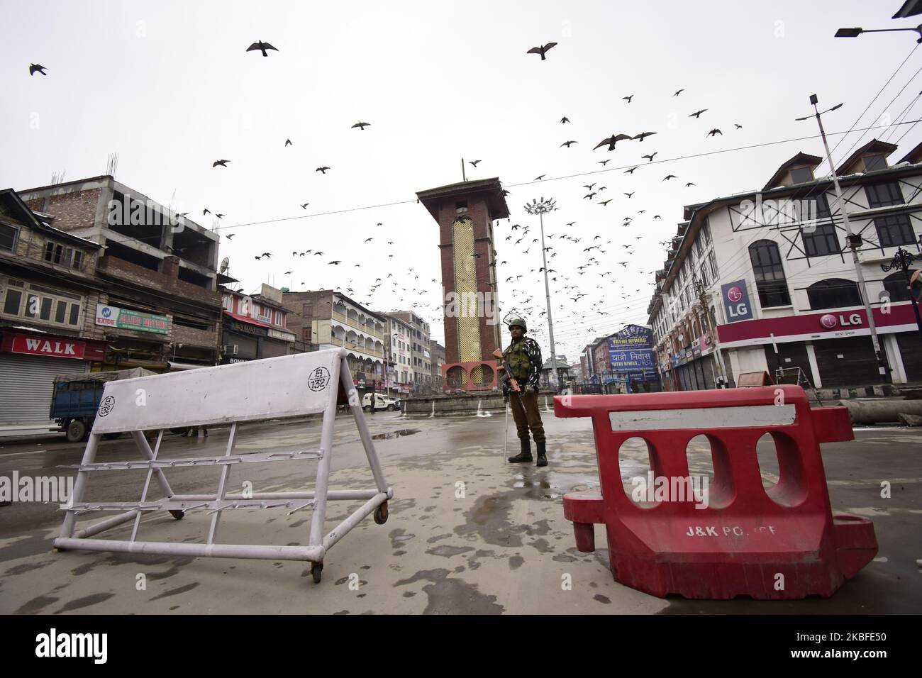 Un allarme di stand paramillitario indiano durante la chiusura del giorno della repubblica dell'India a Srinagar, indiano amministrato Kashmir il 26 gennaio 2020. Le autorità avevano bloccato i principali servizi di comunicazione dalle 6 del mattino tagliando la valle del kashmir dal resto del mondo, che sono stati restaurati dopo 11 ore. (Foto di Muzamil Mattoo/NurPhoto) Foto Stock