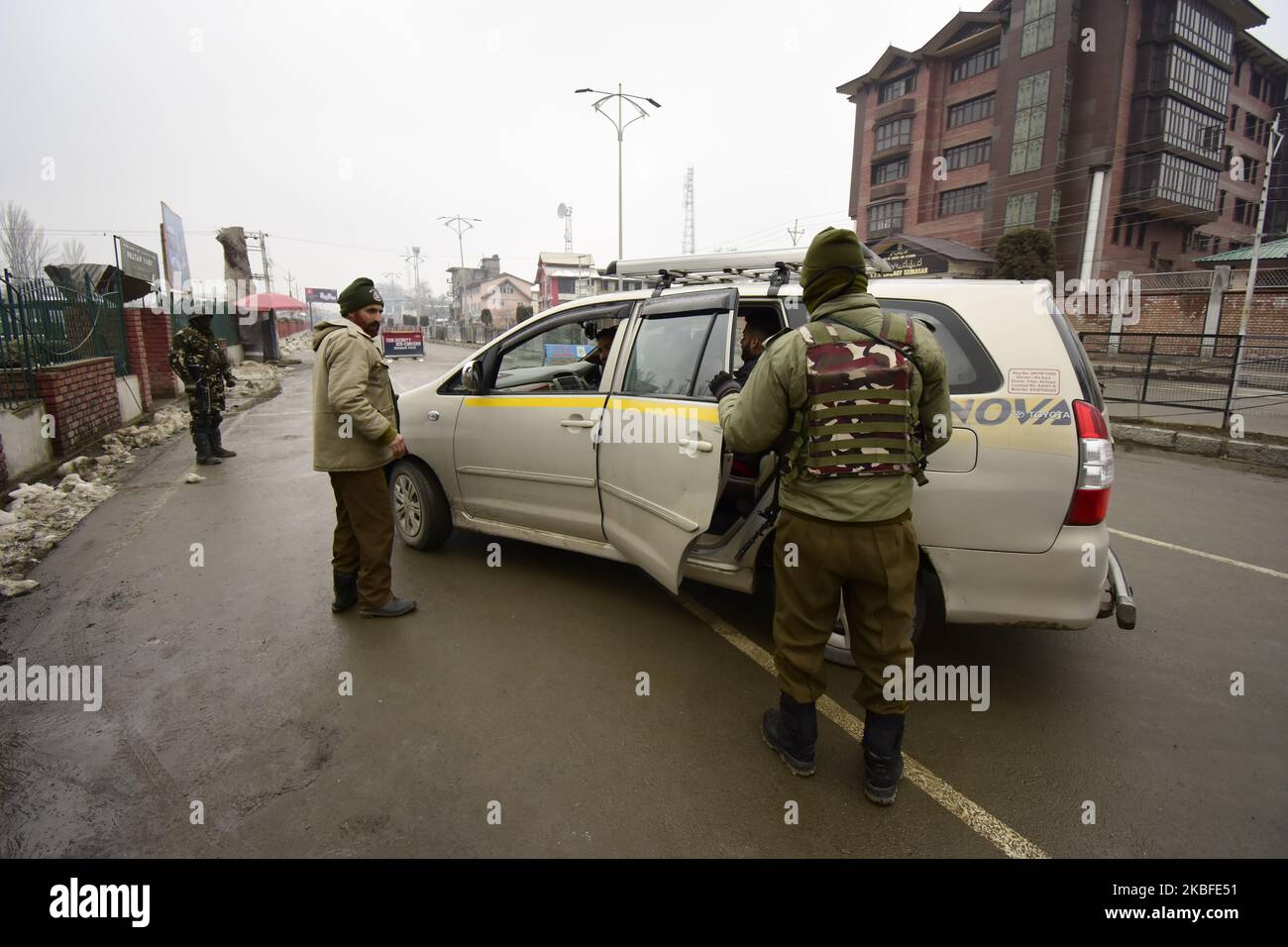 I soldati paramilitari indiani fermentano i veicoli civili alla vigilia del giorno della repubblica dell'India a Srinagar, indiano amministrato Kashmir il 26 gennaio 2020. Le autorità avevano bloccato i principali servizi di comunicazione dalle 6 del mattino tagliando la valle del kashmir dal resto del mondo, che sono stati restaurati dopo 11 ore. (Foto di Muzamil Mattoo/NurPhoto) Foto Stock