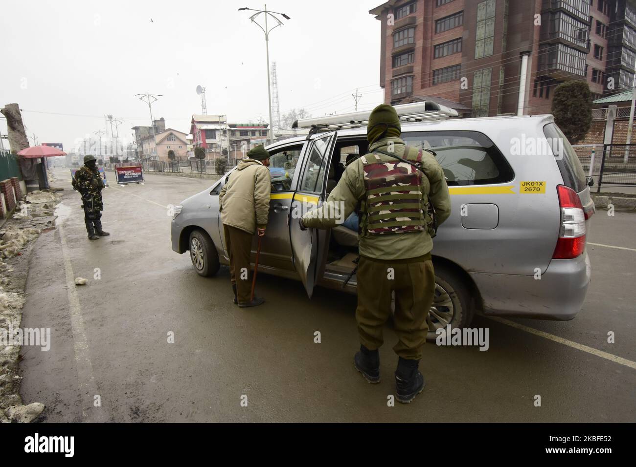 I soldati paramilitari indiani fermentano i veicoli civili alla vigilia del giorno della repubblica dell'India a Srinagar, indiano amministrato Kashmir il 26 gennaio 2020. Le autorità avevano bloccato i principali servizi di comunicazione dalle 6 del mattino tagliando la valle del kashmir dal resto del mondo, che sono stati restaurati dopo 11 ore. (Foto di Muzamil Mattoo/NurPhoto) Foto Stock