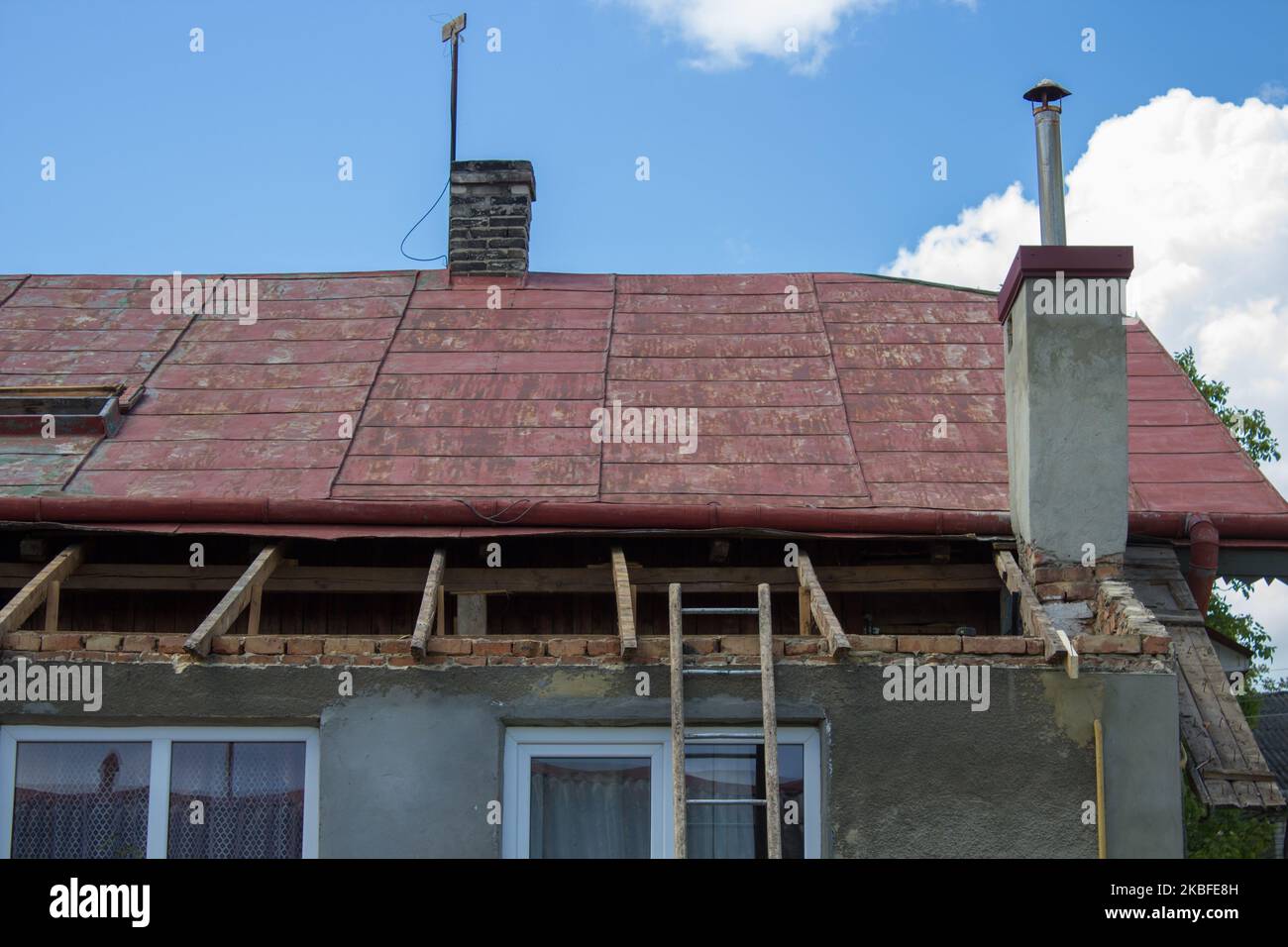 Smontaggio del vecchio tetto in lamiera Foto Stock