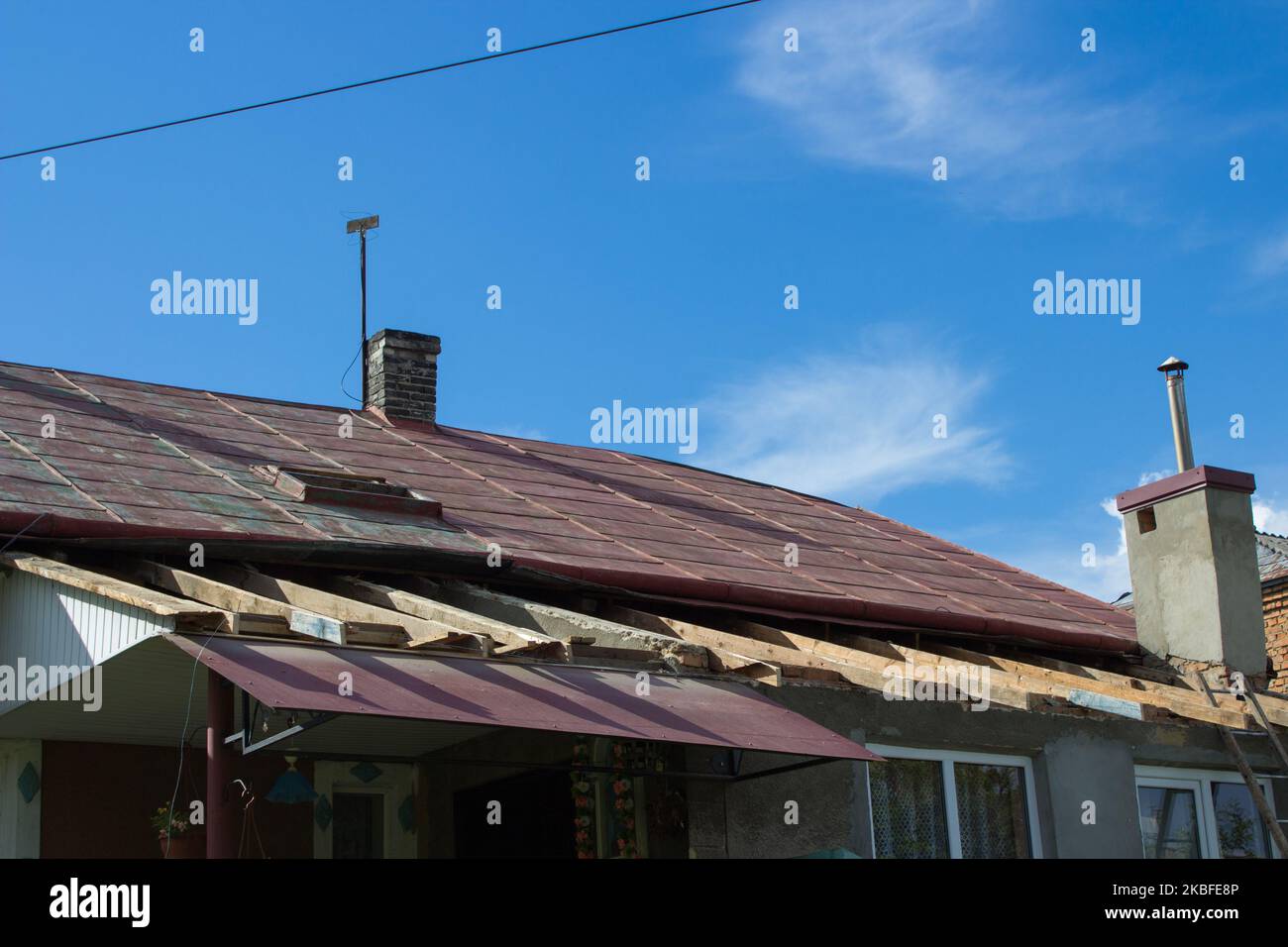 riparazione tetto casa privata residenziale smantellamento tetto Foto Stock