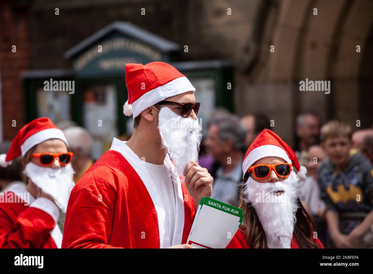 Newcastle-Under-Lyme, Staffordshire-Regno Unito 14 aprile 2022 uomini vestiti come Babbo Natale in occhiali da sole scuro in preparazione per una corsa di beneficenza divertente Foto Stock