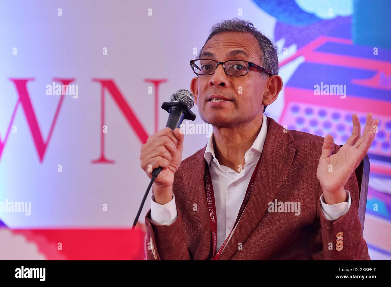 Abhijit V Banerjee, economista indiano americano e premio Nobel, parla durante il Jaipur Literature Festival al Diggi Palace di Jaipur, Rajasthan, India, gennaio 26,2020. (Foto di Vishal Bhatnagar/NurPhoto) Foto Stock