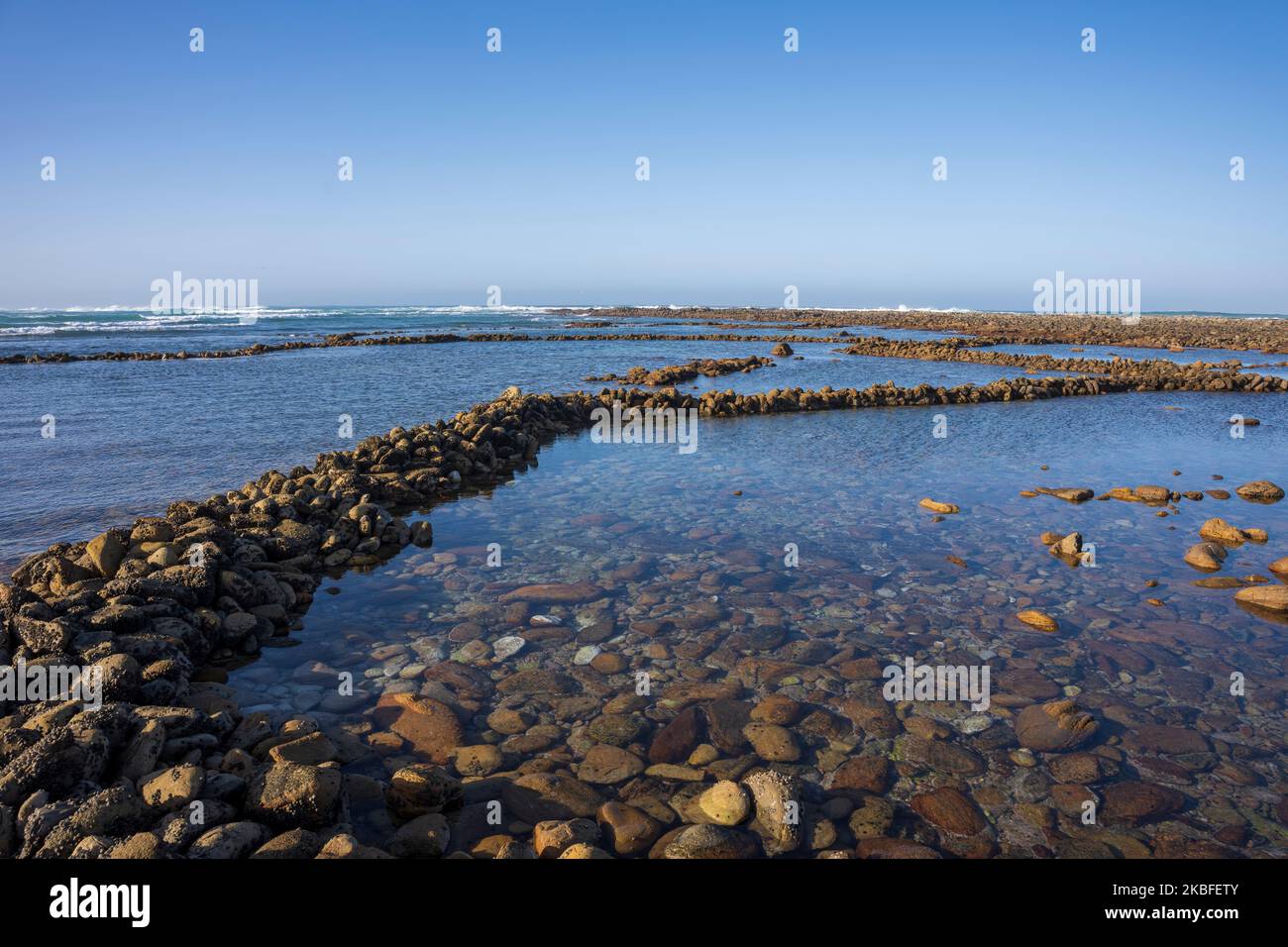 Antiche trappole per pesci di pietra a Struis Point, Arniston, costruite da cacciatori-raccoglitori della tarda età della pietra sulle coste dell'Oceano Indiano, Capo Occidentale, Sud Africa. Foto Stock
