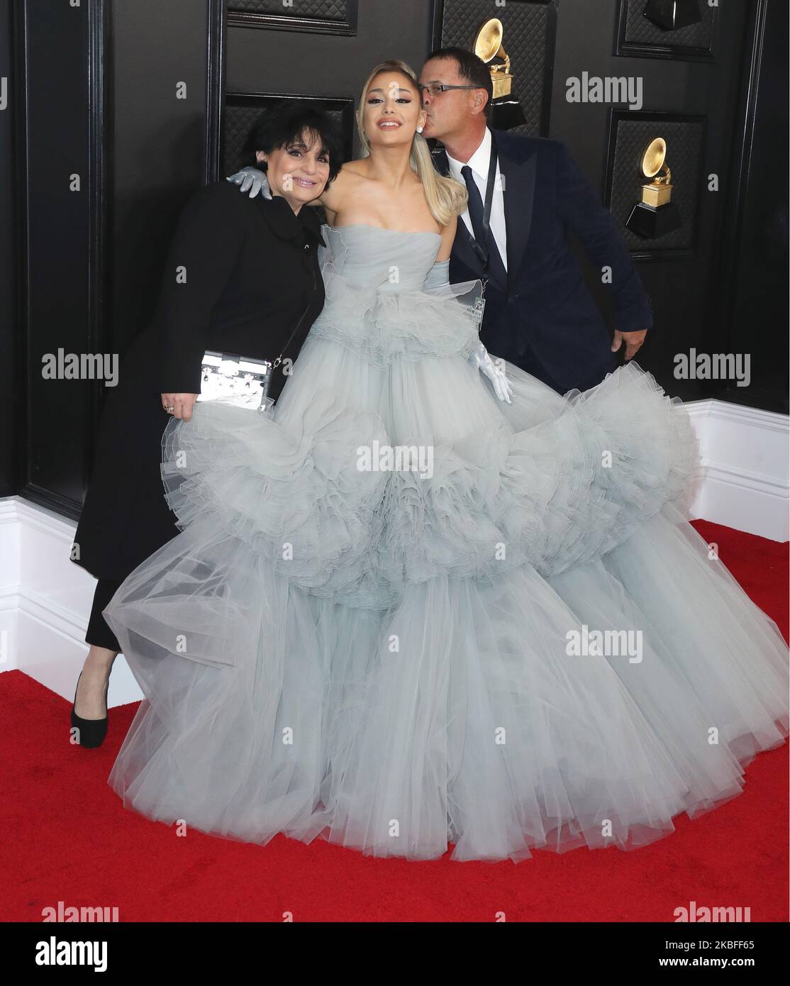 LOS ANGELES, CALIFORNIA, USA - 26 GENNAIO: Joan Grande, Ariana Grande e Edward Butera arrivano ai 62nd premi annuali GRAMMY che si tengono presso lo Staples Center il 26 gennaio 2020 a Los Angeles, California, Stati Uniti. (Foto di Xavier Collin/Image Press Agency/NurPhoto) Foto Stock