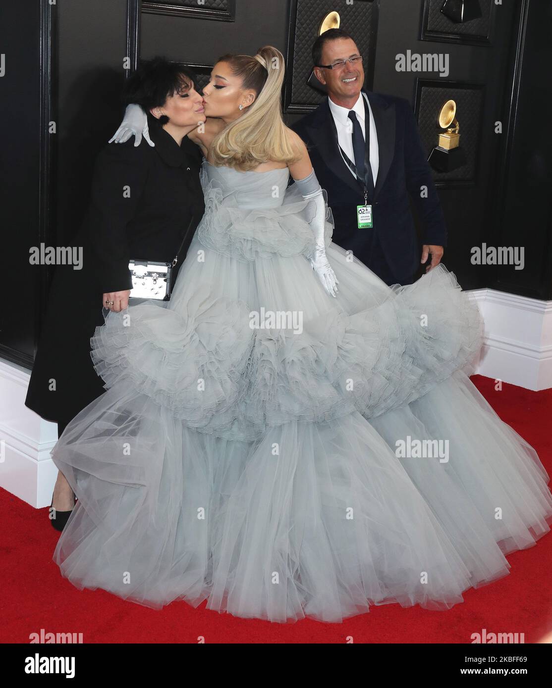 LOS ANGELES, CALIFORNIA, USA - 26 GENNAIO: Joan Grande, Ariana Grande e Edward Butera arrivano ai 62nd premi annuali GRAMMY che si tengono presso lo Staples Center il 26 gennaio 2020 a Los Angeles, California, Stati Uniti. (Foto di Xavier Collin/Image Press Agency/NurPhoto) Foto Stock
