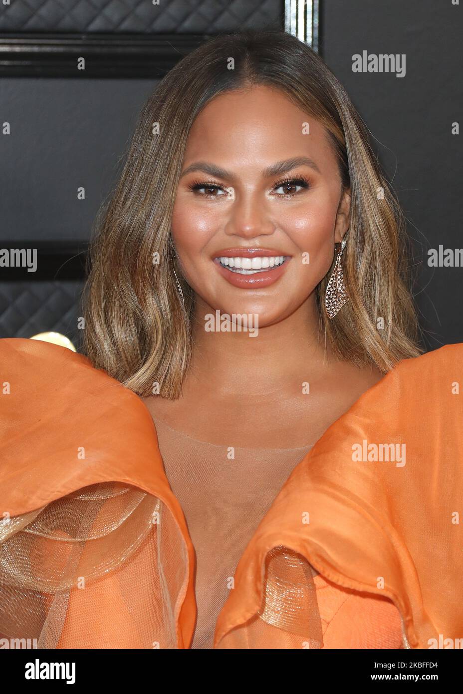 LOS ANGELES, CALIFORNIA, USA - GENNAIO 26: La modella Chrissy Teigen indossando un abito Yanina Couture, gioielli Kallati e scarpe Giuseppe Zanotti mentre trasportano una borsa Tyler Ellis arriva ai 62nd Annual GRAMMY Awards che si tengono presso lo Staples Center il 26 Gennaio 2020 a Los Angeles, California, Stati Uniti. (Foto di Xavier Collin/Image Press Agency/NurPhoto) Foto Stock