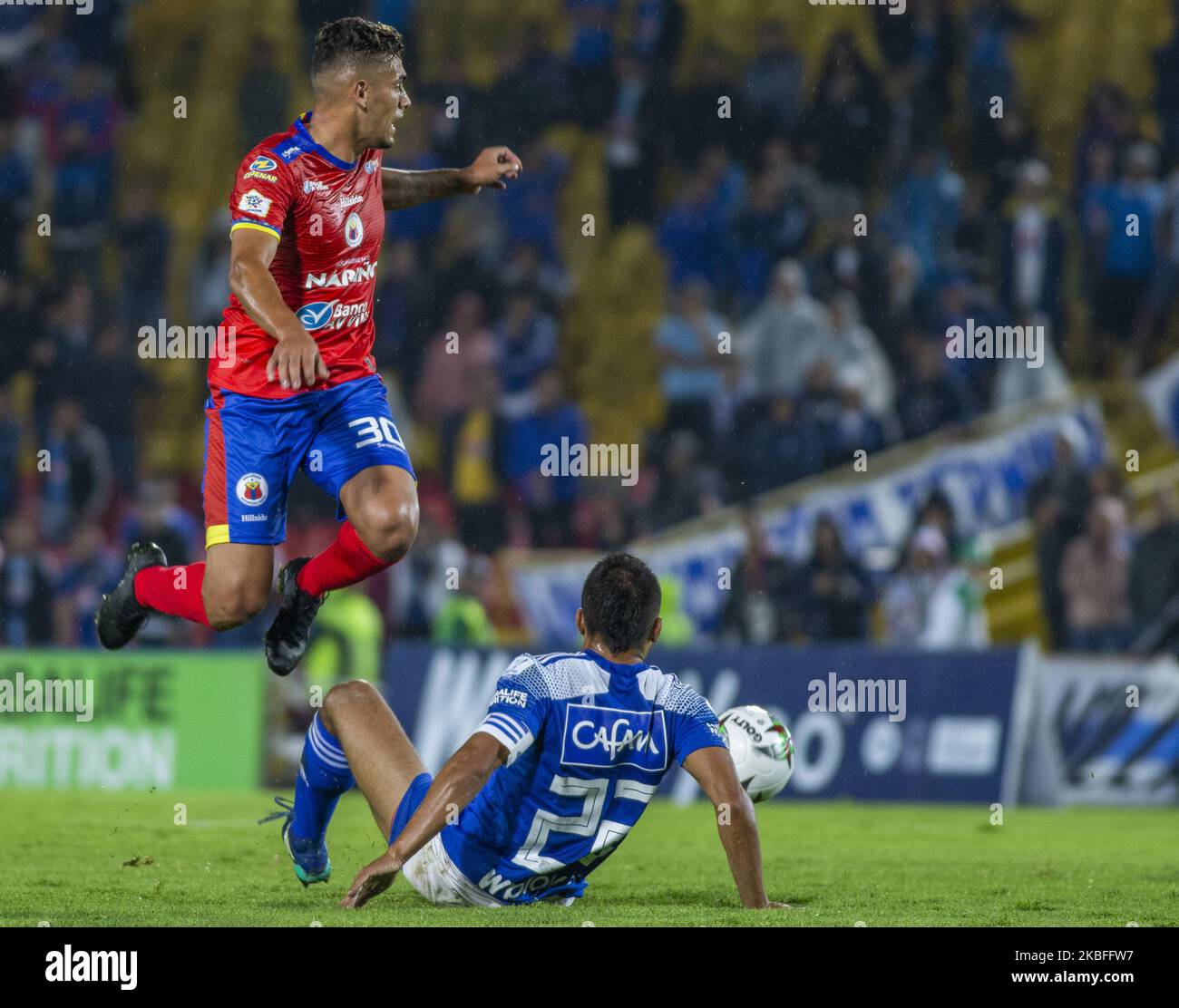 Cesar Quintero di Deportivo pasto e Jhon Duque di Millonarios contestano la palla durante la Primera Categoria soccer match tra Millionaires e Deportivo pasto il 26 gennaio 2020 all'Estadio Nemesio Camacho El Campin di Bogota, Colombia. (Foto di Daniel Garzon Herazo/NurPhoto) Foto Stock