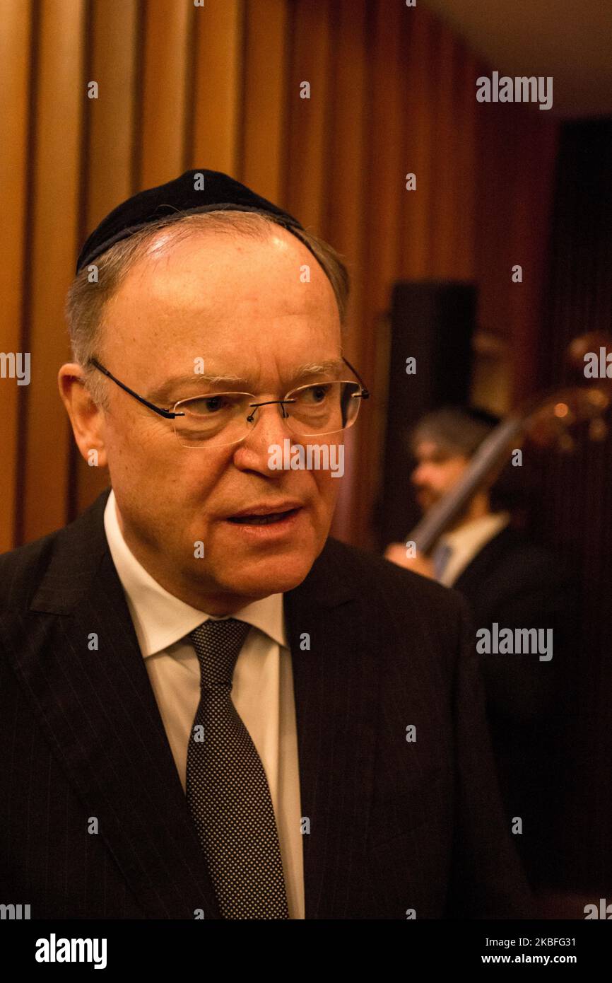 Stephan Weil, Ministro Presidente della bassa Sassonia, durante la commemorazione del 75th° anniversario della liberazione del campo di concentramento di Auschwitz, il 26 gennaio 2020 ad Hannover, nella sinagoga della comunità ebraica, sono state commemorate le vittime dell' Olocausto e della liberazione dei campi di concentramento. Tra questi vi erano il Ministro Presidente della bassa Sassonia, Stephan Weil, e il Signore Sindaco di Hannover, Belit Onay. L'evento è stato accompagnato musicalmente dal coro e dall'orchestra della comunità. (Foto di Peter Niedung/NurPhoto) Foto Stock