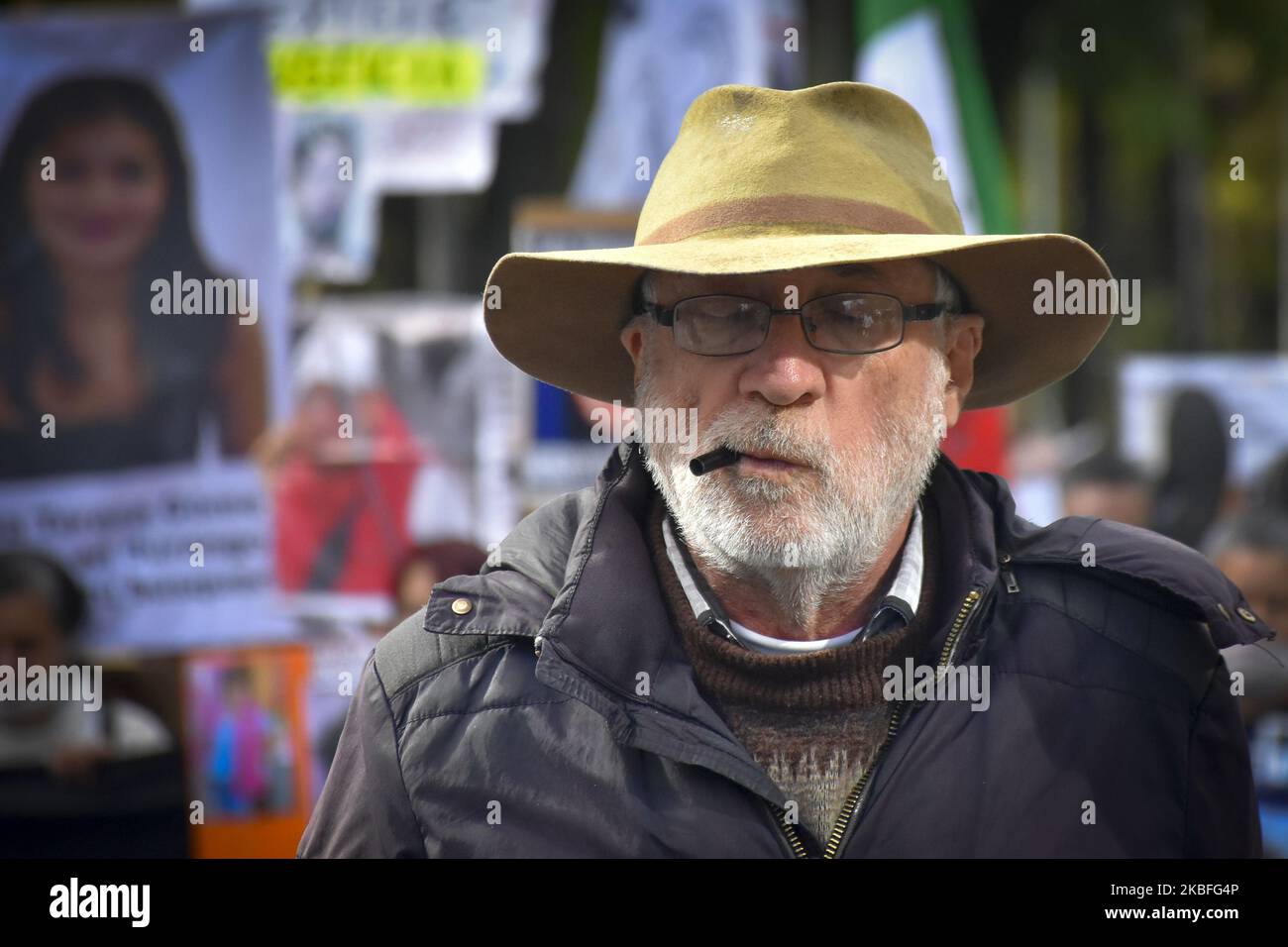 Javier Sicilia fuma durante la Walk for Truth, Justice and Peace, condotto dal poeta e attivista Javier Sicilia a Città del Messico il 26 gennaio 2020. La passeggiata parte l'ultimo giovedì da Cuernavaca, Morelos e arriva questo fine settimana a Città del Messico per chiedere al presidente messicano Andres Manuel Lopez Obrador di fermare la violenza nel paese, Javier Sicilia è stato accompagnato da parenti di persone scomparse e membri della famiglia LeBaron che lo scorso novembre ha subito un attacco a Bavispe, sonora. (Foto di Guillermo Gutiérrez/NurPhoto) Foto Stock
