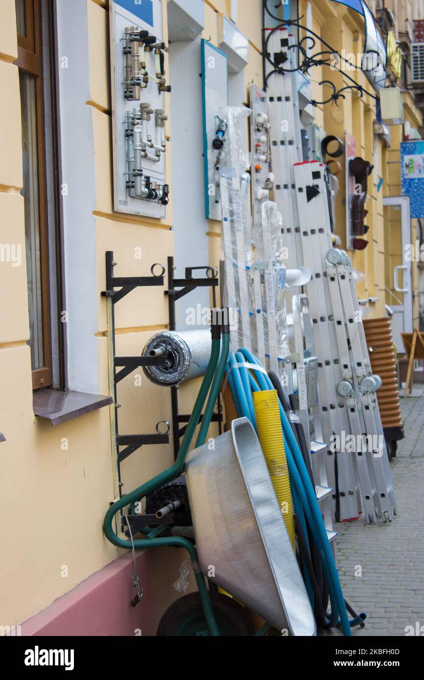 negozio di strumenti di costruzione dalla strada, vendite al dettaglio Foto Stock
