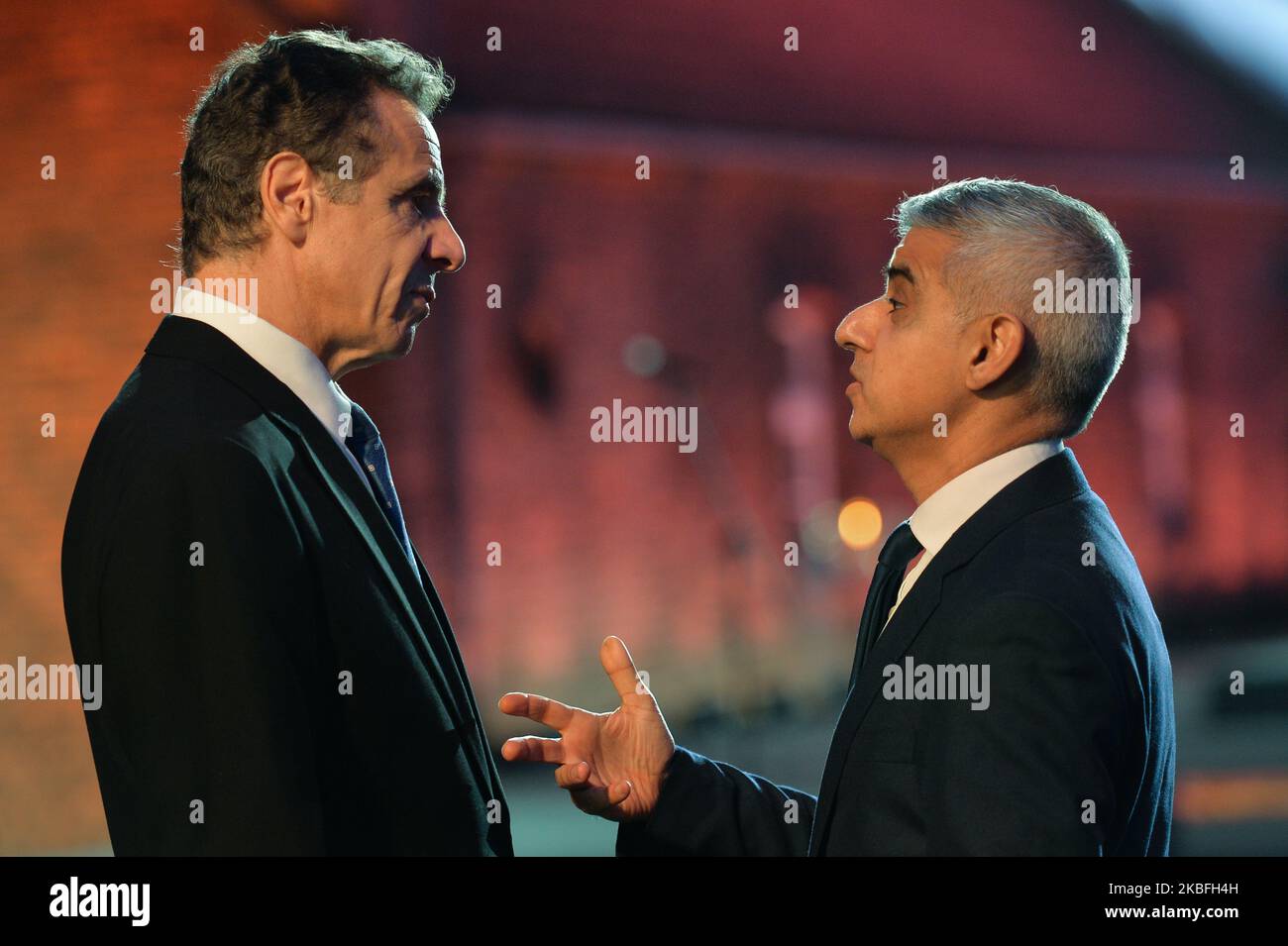 Andrew Cuomo (L), Governatore di New York, e Sadiq Khan (R), il maggiore di Londra visto nella zona della porta della morte in vista della cerimonia ufficiale che segna il 75th° anniversario della liberazione dell'ex campo di concentramento e sterminio nazista Auschwitz II - Birkenau. Lunedì 27 gennaio 2020, nel campo di concentramento di Auschwitz II-Birkenau, Oswiecim, Polonia. (Foto di Artur Widak/NurPhoto) Foto Stock