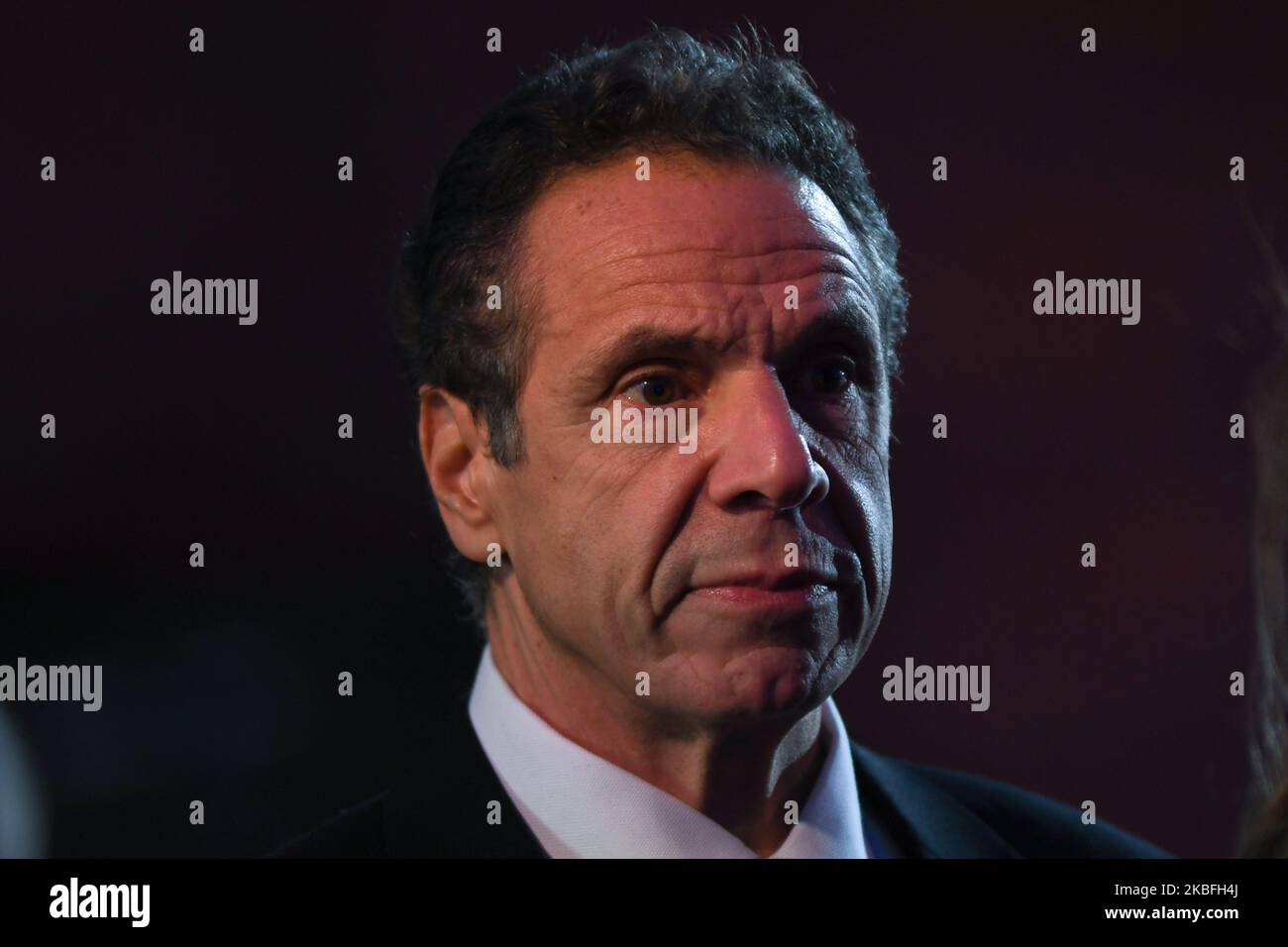 Andrew Cuomo, Governatore di New York, visto nella zona della porta di morte in vista della cerimonia ufficiale che segna il 75th° anniversario della liberazione dell'ex campo di concentramento e sterminio nazista Auschwitz II - Birkenau. Lunedì 27 gennaio 2020, nel campo di concentramento di Auschwitz II-Birkenau, Oswiecim, Polonia. (Foto di Artur Widak/NurPhoto) Foto Stock