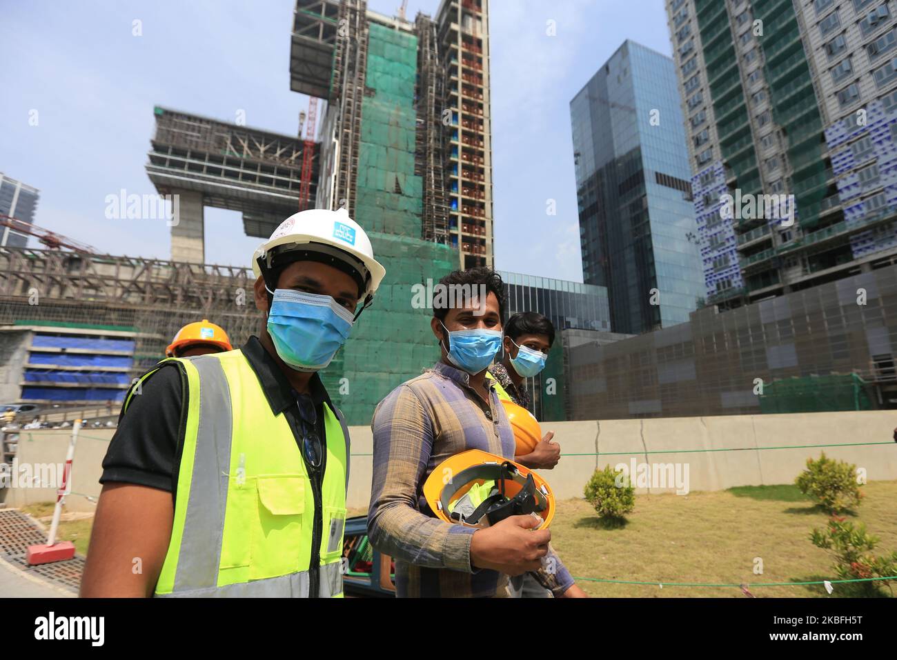 I lavoratori delle costruzioni indiane e dello Sri Lanka escono da un sito di mega costruzione indossando maschere facciali dopo l'epidemia di Corona in Cina, a Colombo, Sri Lanka, il 27 gennaio 2020. il presidente dello Sri Lanka Gotabaya Rajapaksa ha nominato un Comitato nazionale di azione per prevenire la diffusione del virus Corona in Sri Lanka, la scorsa settimana. Lo Sri Lankan Medical Research Institute ha confermato ( il 27) che quattro pazienti che si sospettavano fossero stati infettati dal virus Corona non erano infettati. (Foto di Tharaka Basnayaka/NurPhoto) Foto Stock