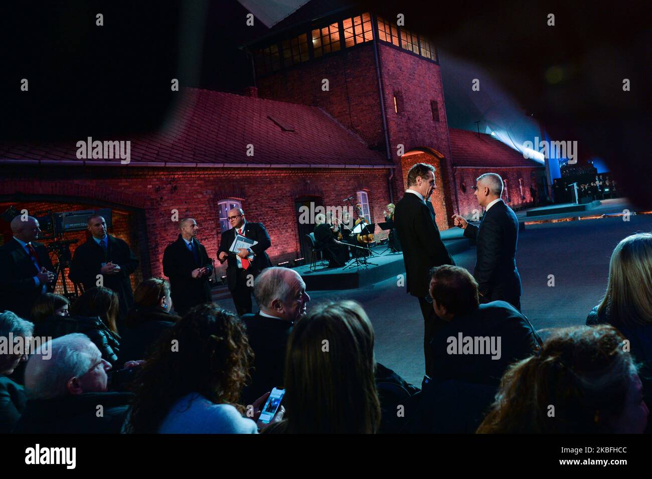 Andrew Cuomo (L), Governatore di New York, e Sadiq Khan (R), il maggiore di Londra visto nella zona della porta della morte in vista della cerimonia ufficiale che segna il 75th° anniversario della liberazione dell'ex campo di concentramento e sterminio nazista Auschwitz II - Birkenau. Lunedì 27 gennaio 2020, nel campo di concentramento di Auschwitz II-Birkenau, Oswiecim, Polonia. (Foto di Artur Widak/NurPhoto) Foto Stock