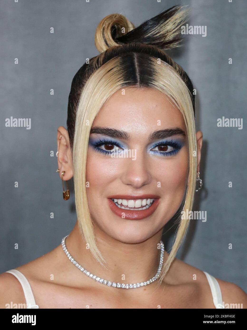 LOS ANGELES, CALIFORNIA, USA - Gennaio 26: La cantante Dua Lipa indossa Vivienne  Westwood arriva al 62nd° Premio GRAMMY annuale tenutosi presso lo Staples  Center il 26 Gennaio 2020 a Los Angeles,