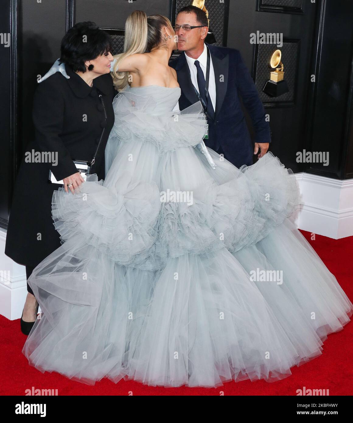 LOS ANGELES, CALIFORNIA, USA - 26 GENNAIO: Joan Grande, Ariana Grande e Edward Butera arrivano ai 62nd premi annuali GRAMMY che si tengono presso lo Staples Center il 26 gennaio 2020 a Los Angeles, California, Stati Uniti. (Foto di Xavier Collin/Image Press Agency/NurPhoto) Foto Stock