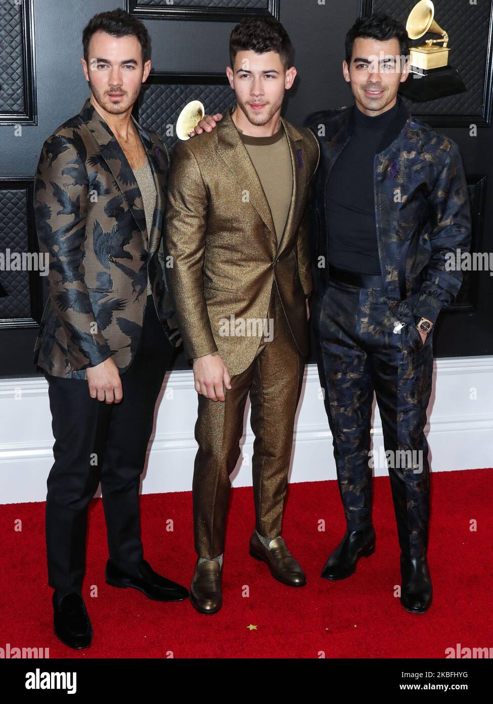 LOS ANGELES, CALIFORNIA, USA - 26 GENNAIO: Kevin Jonas, Nick Jonas e Joe Jonas di Jonas Brothers arrivano ai 62nd premi annuali GRAMMY che si tengono presso lo Staples Center il 26 gennaio 2020 a Los Angeles, California, Stati Uniti. (Foto di Xavier Collin/Image Press Agency/NurPhoto) Foto Stock