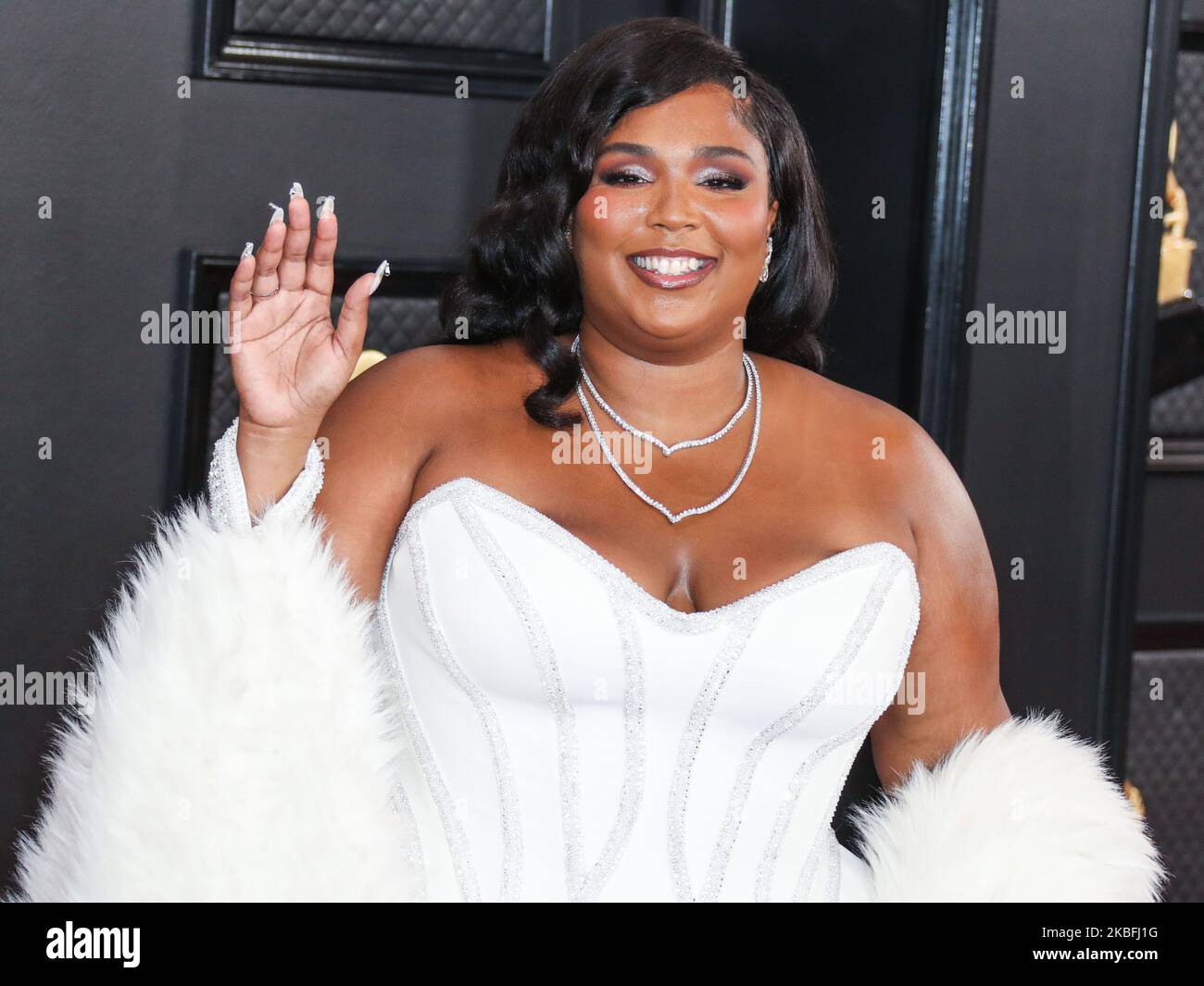 LOS ANGELES, CALIFORNIA, USA - GENNAIO 26: Il cantante Lizzo che indossa un abito Atelier Versace, le scarpe Rene Caovilla e i gioielli Lorraine Schwartz arrivano ai 62nd premi annuali GRAMMY che si tengono presso lo Staples Center il 26 Gennaio 2020 a Los Angeles, California, Stati Uniti. (Foto di Xavier Collin/Image Press Agency/NurPhoto) Foto Stock