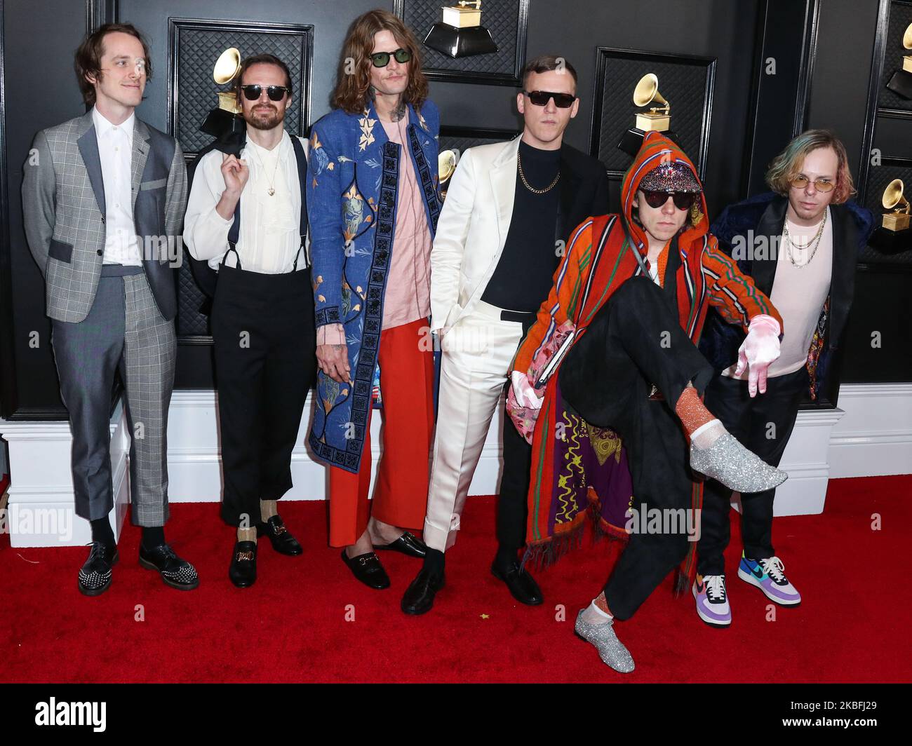 LOS ANGELES, CALIFORNIA, USA - Gennaio 26: Matt Shultz, Brad Shultz, Jared Champion, Daniel Tichenor, Nick Bockrath e Matthan Minster of Cage the Elephant arrivano ai 62nd Annual GRAMMY Awards che si tengono presso lo Staples Center il 26 Gennaio 2020 a Los Angeles, California, Stati Uniti. (Foto di Xavier Collin/Image Press Agency/NurPhoto) Foto Stock